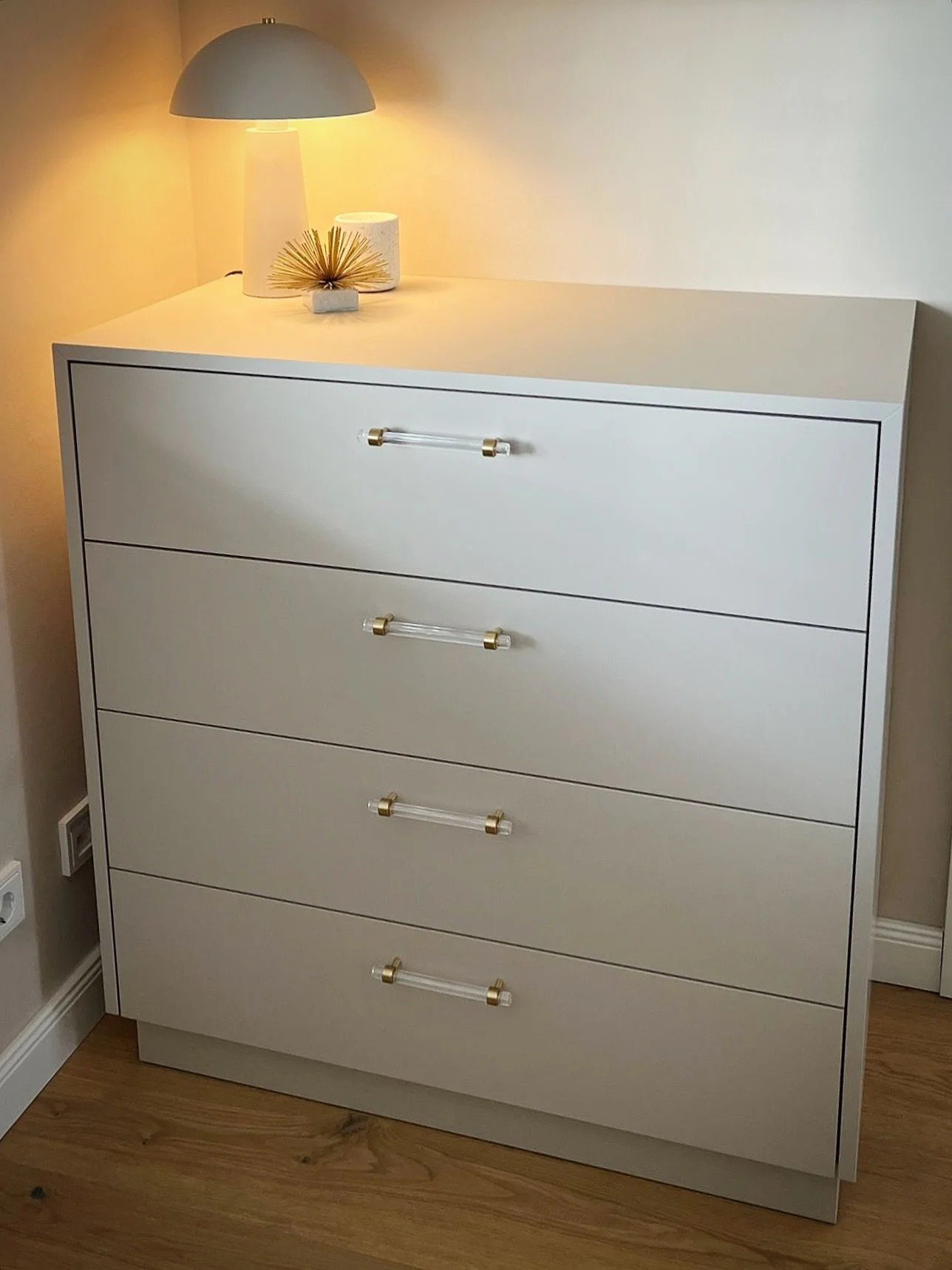 Unser Dauerbrenner Cashmere Grau trifft auf feminine Luxury-Details ✨ Schlicht, stilvoll und mit diesen besonderen Griffen ein kleines Highlight. Genau die richtige Mischung aus Eleganz und Gem&uuml;tlichkeit f&uuml;rs Schlafzimmer.

Manchmal sind es