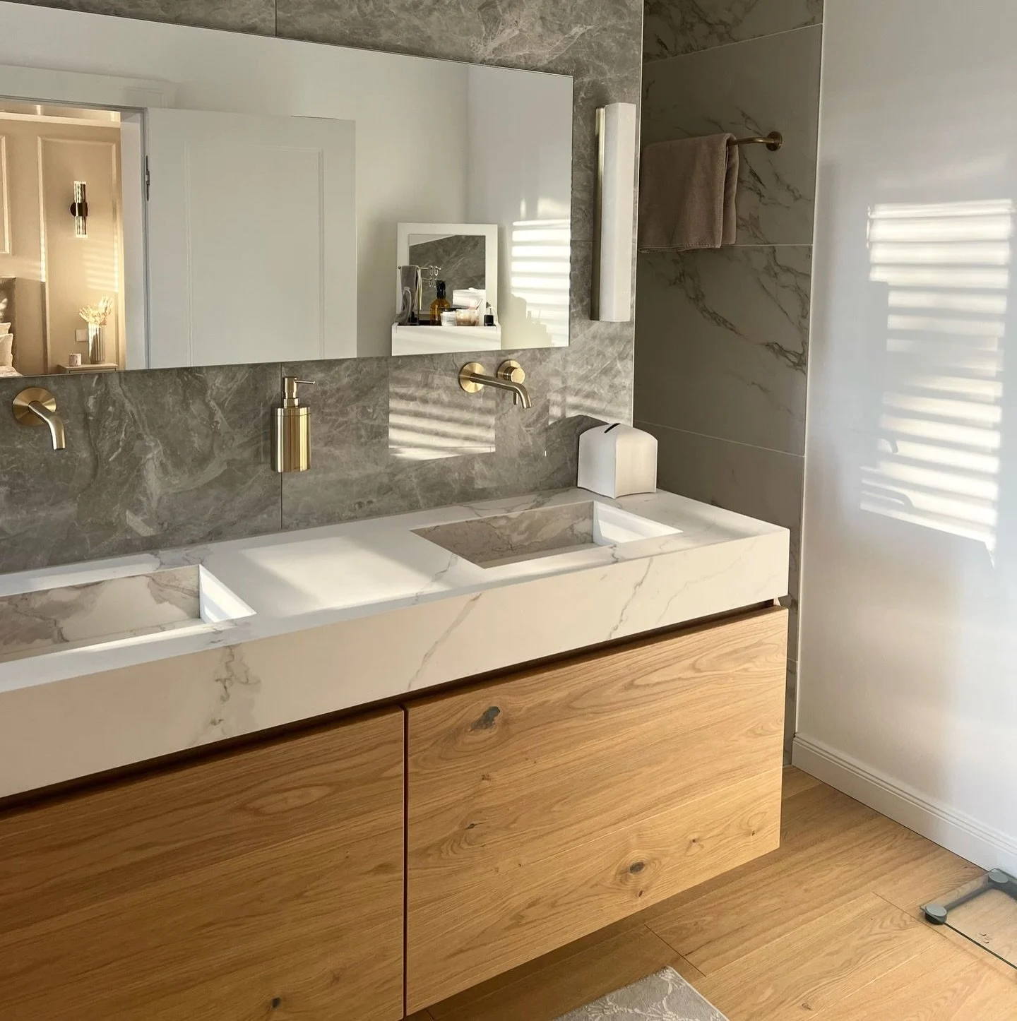 Ma&szlig;gefertigte Waschtisch-Unterschr&auml;nke aus der Schreinerei Connemann ✨ Individuell geplant, sauber umgesetzt und perfekt auf das Badezimmer abgestimmt &ndash; vom Stauraum bis zur Linienf&uuml;hrung.

Keine Standardl&ouml;sung, sondern ech