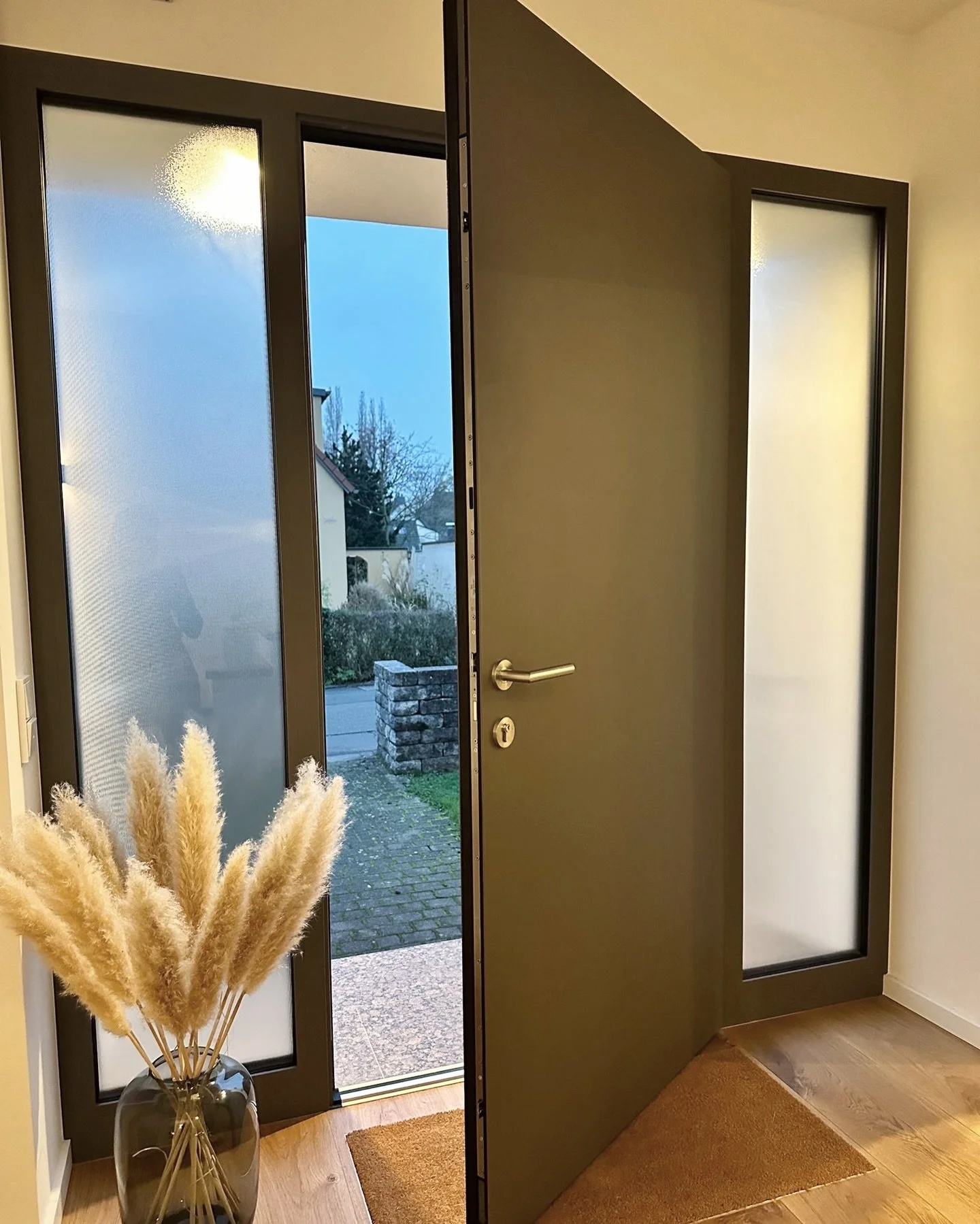 Der erste Eindruck z&auml;hlt &ndash; und der beginnt an der Haust&uuml;r 🚪✨ Wir bauen nicht nur M&ouml;bel, sondern auch Fenster und T&uuml;ren &ndash; ma&szlig;gefertigt aus unserer Schreinerei.

Individuell geplant, hochwertig umgesetzt und perfe