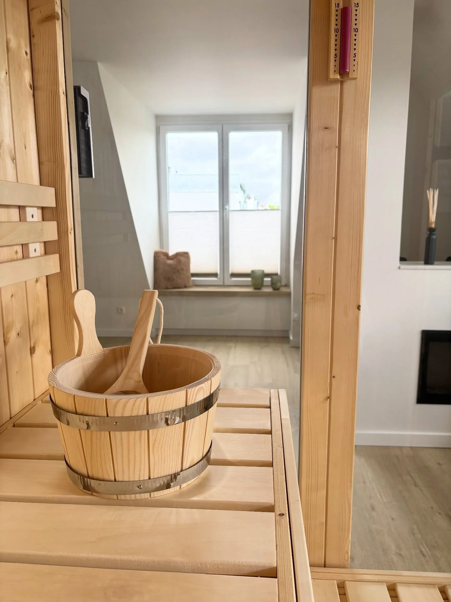 Holz, W&auml;rme, Ruhe &ndash; genau so f&uuml;hlt sich Wellness an 🌿

Hier seht ihr ma&szlig;gefertigte Sitzelemente und Holzeinbauten f&uuml;r einen Sauna- und Ruhebereich, der nicht nur gut aussieht, sondern sich auch genau so anf&uuml;hlt.

Nat&