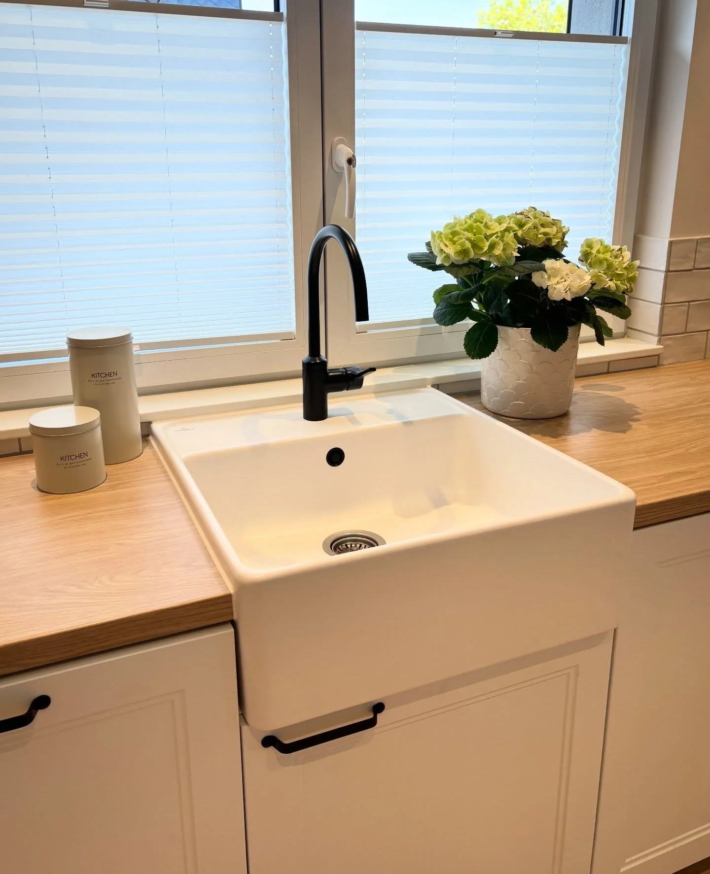 Wenn Landhaustr&auml;ume wahr werden ✨ Dann bauen wir in der @schreinereiconnemann eine Landhausk&uuml;che auf Ma&szlig; und veredeln sie mit einem passenden Landhauswaschbecken, montiert von unseren Partnern von @schwan.koeln 💧

Kein Traum aus dem 
