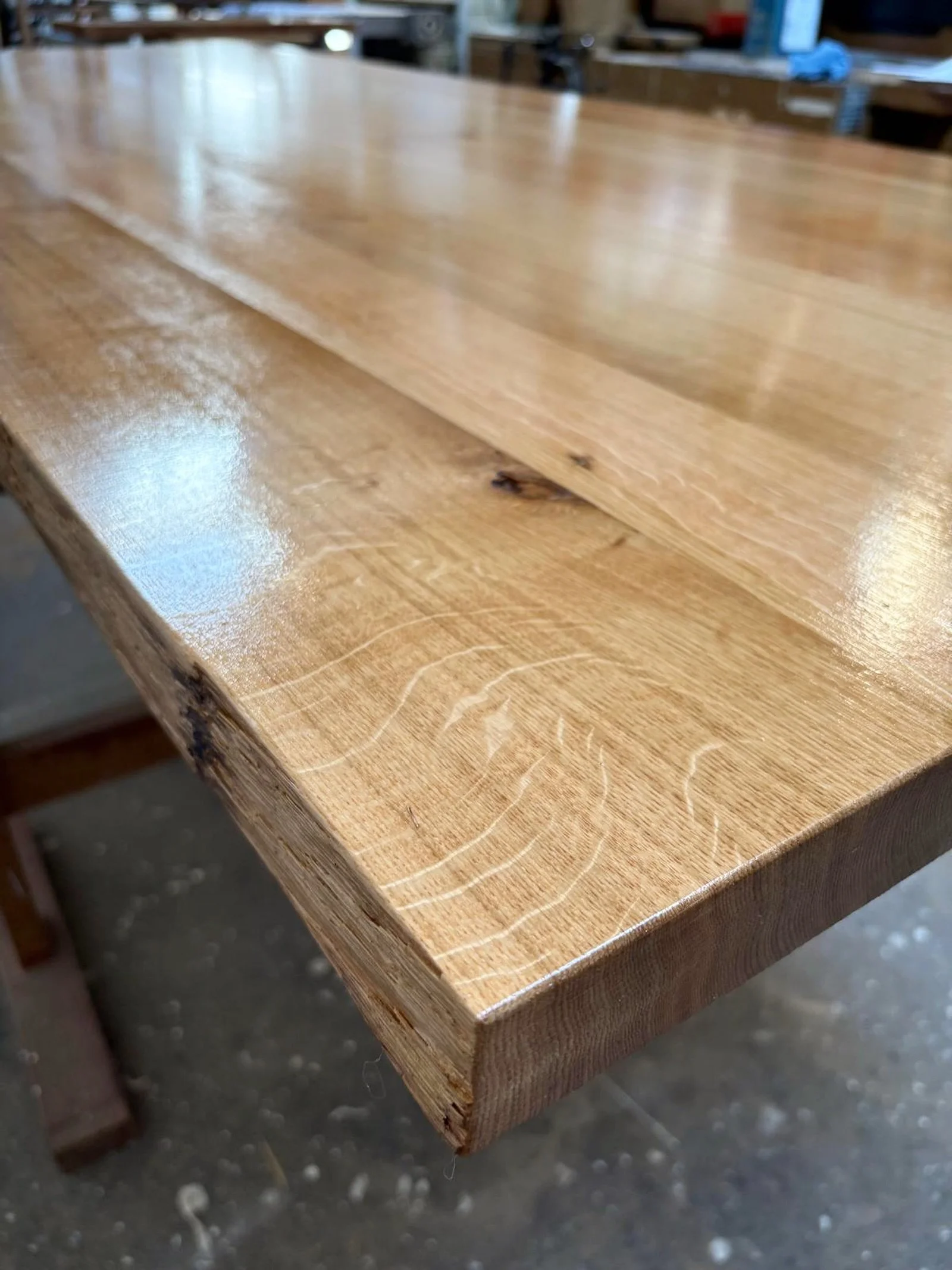 Holz hat Charakter. Maserung, Struktur und Leben. Und genau daraus entsteht in unserer Werkstatt etwas ganz Besonderes! Hier haben wir f&uuml;r euch eine kleine Sneak Peek fotografiert. Als bleibt dran, um unser neustes Meisterwerk zu sehen - es wird