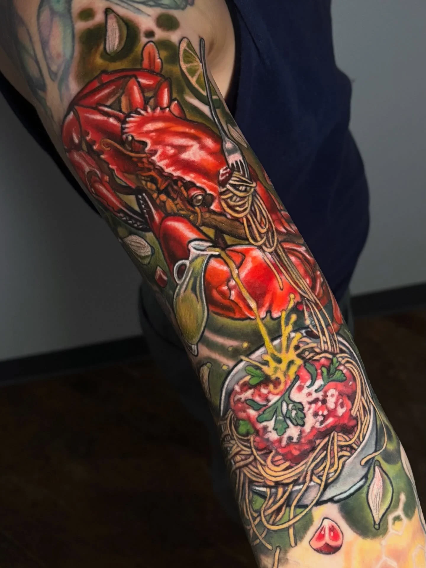 Cooked crab 🦀 with spaghetti, crushed tomatoes, Parmesan, crushed garlic, and a little of olive oil 🫒 
A childhood favorite of Lemon&rsquo;s.
Thank you so much!
(Spaghetti healed, crab fresh)

.
.
.
#crab #tattoo #spagetti #milwaukee #illustrativet