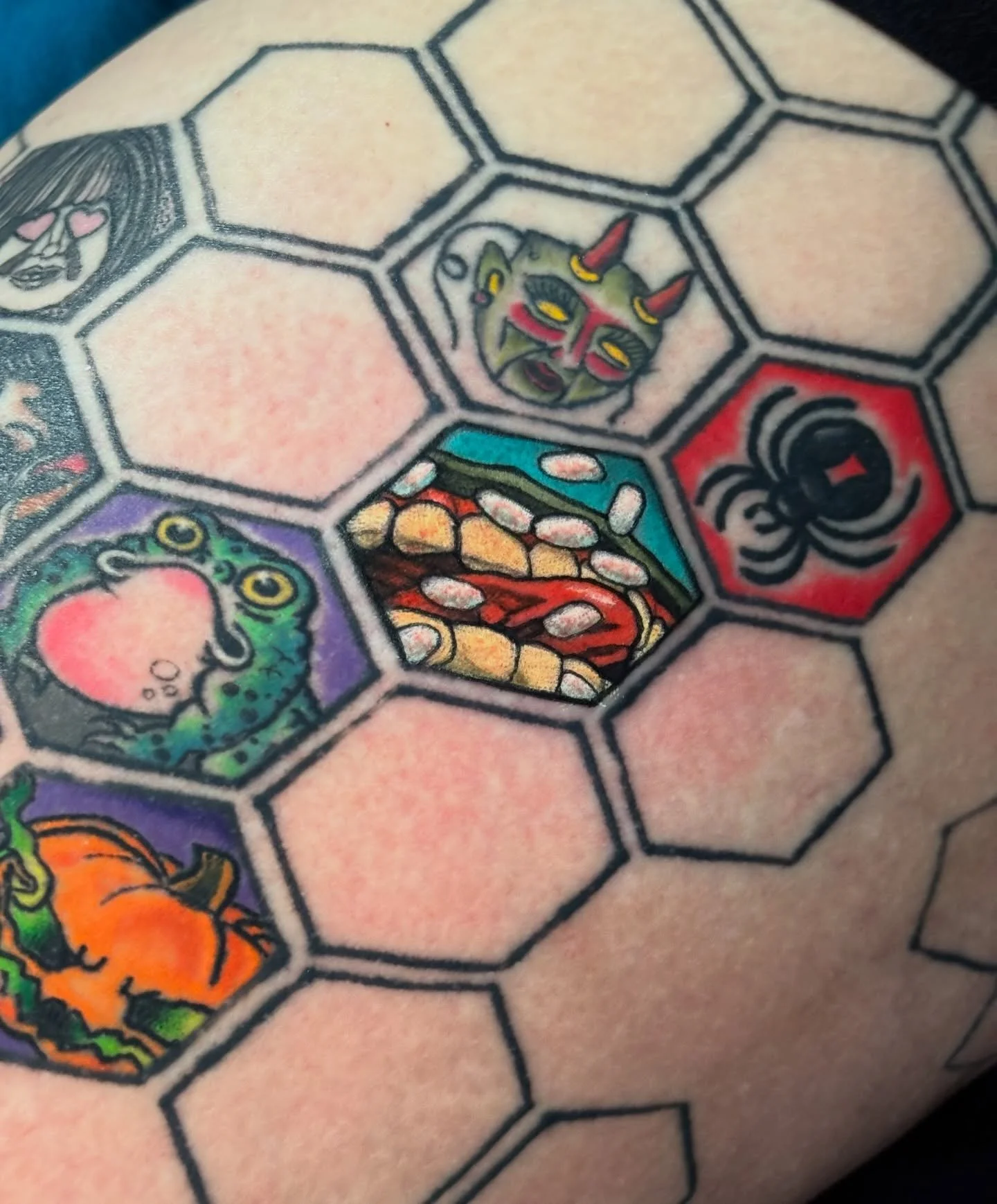 Little mutated sushi filler 
Thank you Sara!
Done at @pinkwidowtattoo 
Now booking April-June
Shoot me a message or email me at
mutated.sushi.tattoos@gmail.com
.
.
.
#sushi #hexagon #tattoo #illustrativetattoos #colortattoo