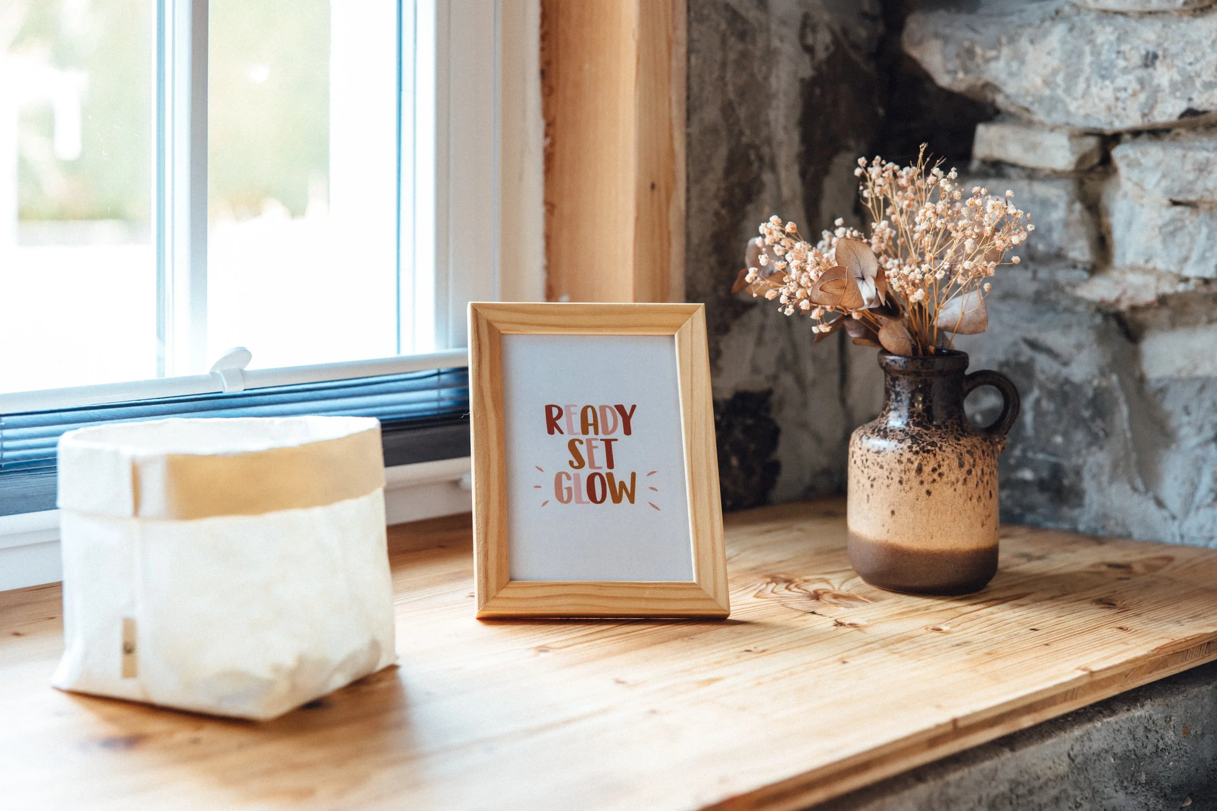 Stillleben Bad Ferienwohnung, liebevolle Details, Tonvase mit Trockenblumen, Bilderrahmen „ready set glow“