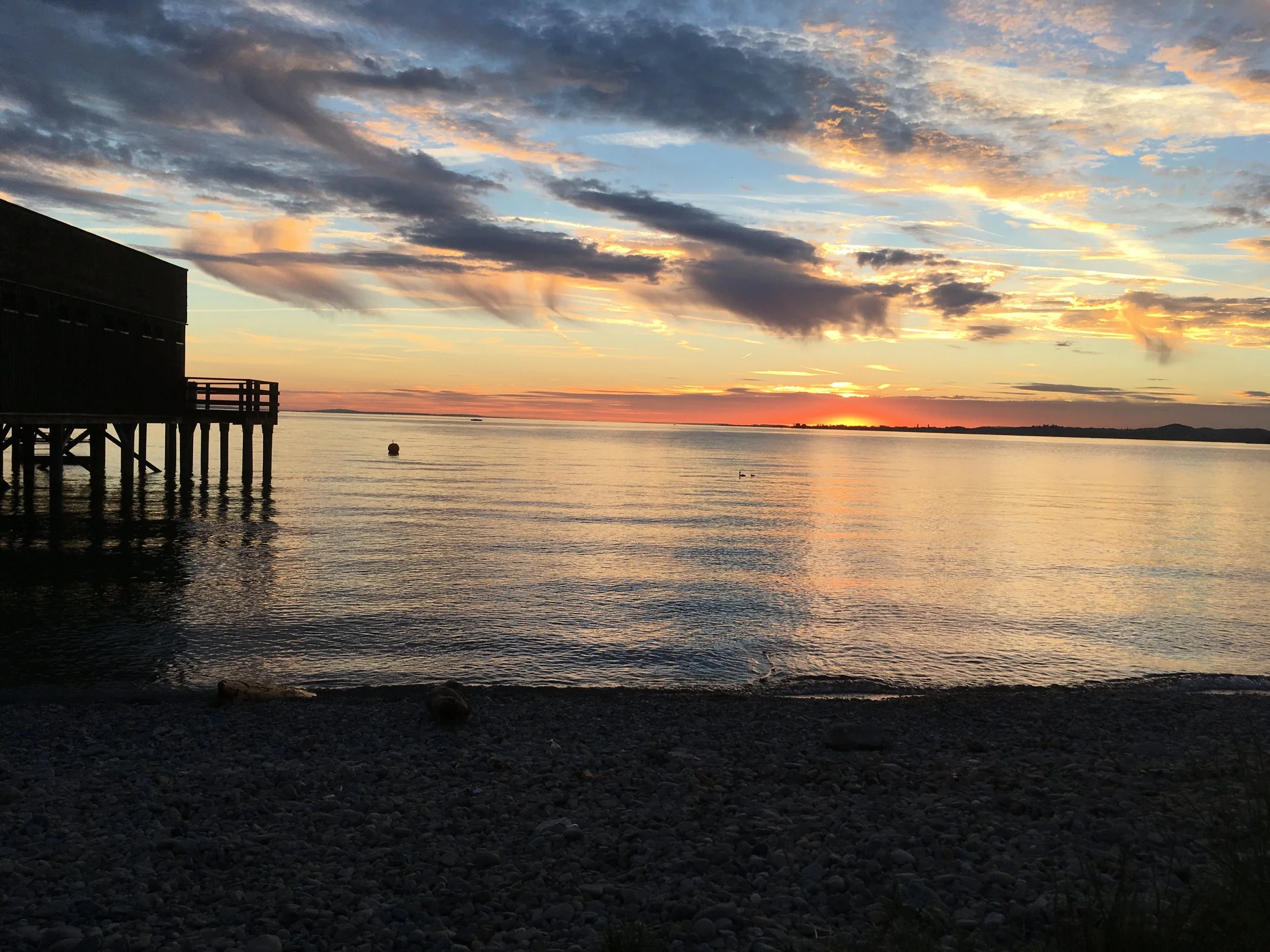 Bodensee mit Sonnenuntergang an den Pfahlbauten