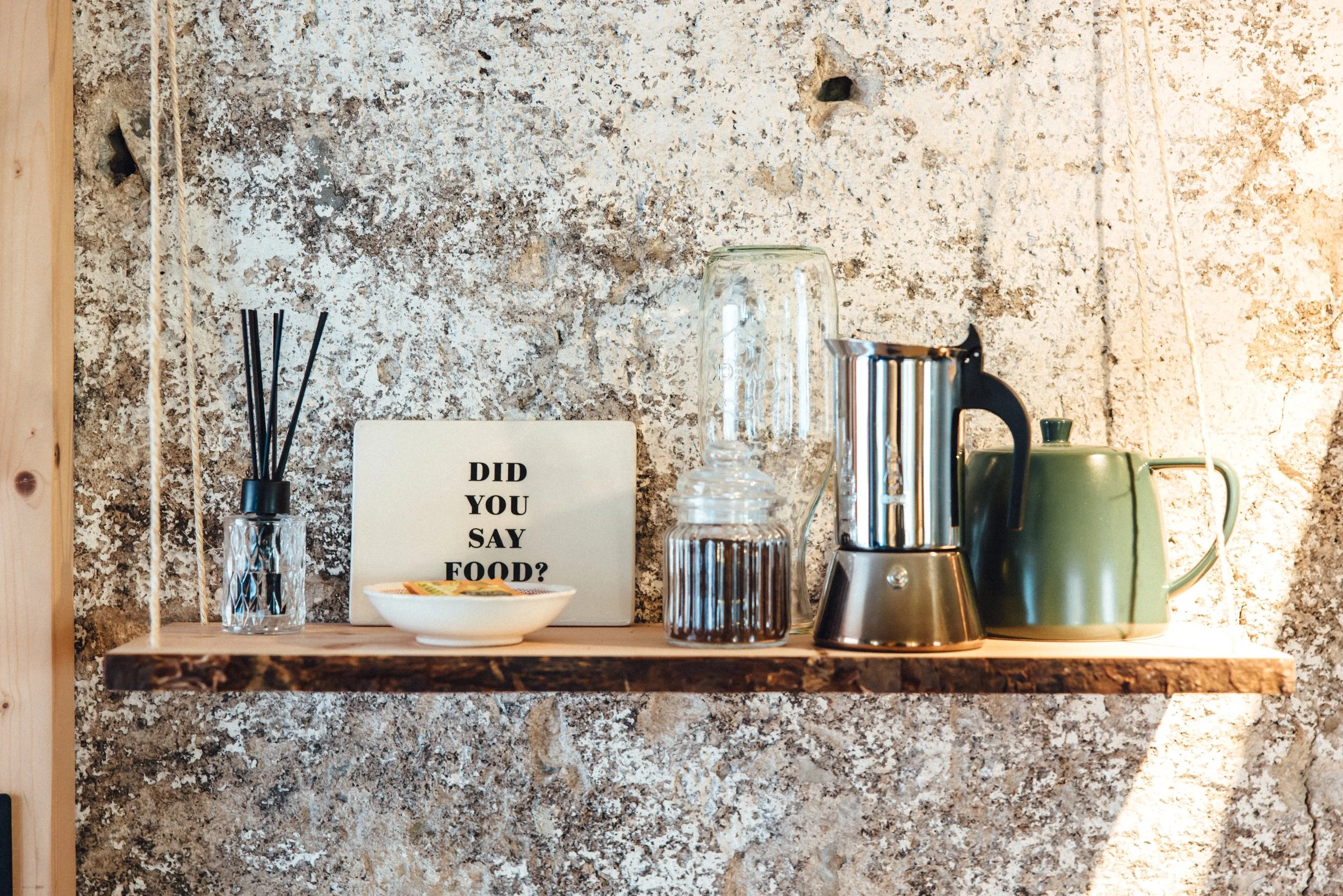 DIY Holzregal, Hängeregal mit Küchenutensilien, Bialetti Kaffeekocher, Stillleben, modern kitchen, did you say food?