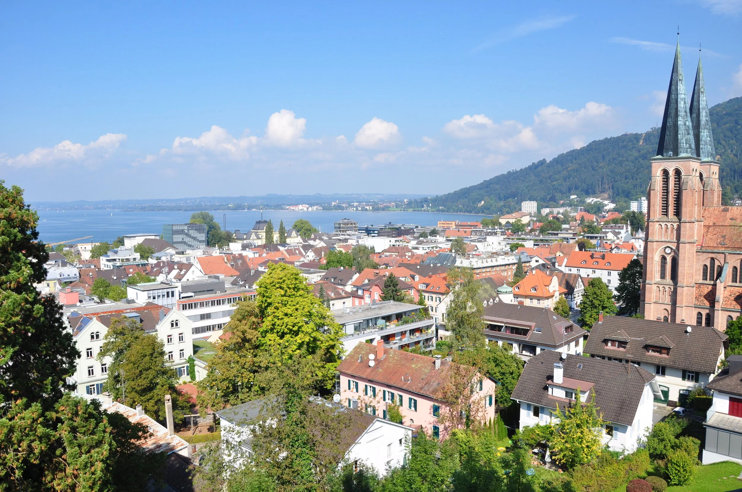 Bregenz Oberstadt mit Blick auf den Bodensee und die Pfarrkirche Herz Jesu