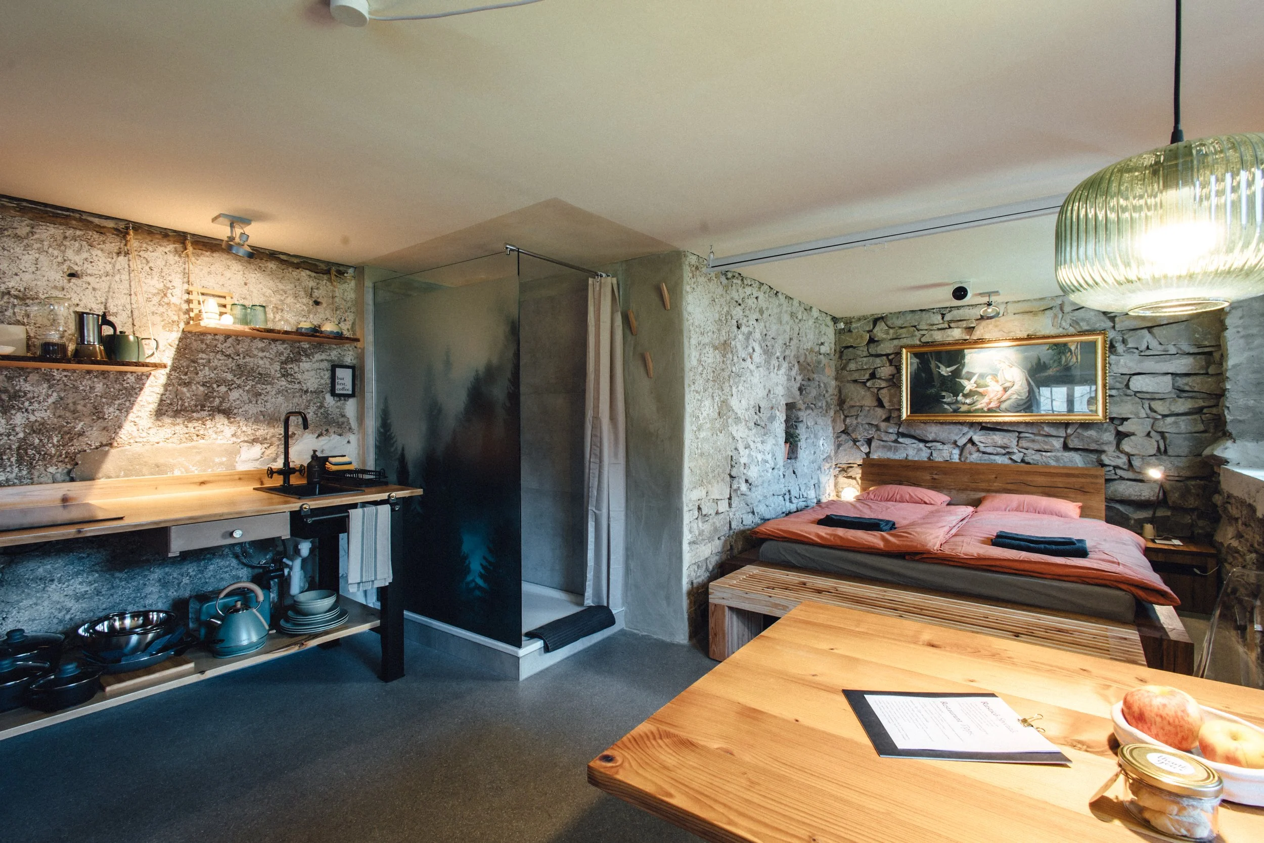 Ferienwohnung mit Natursteinmauer und moderner Einrichtung