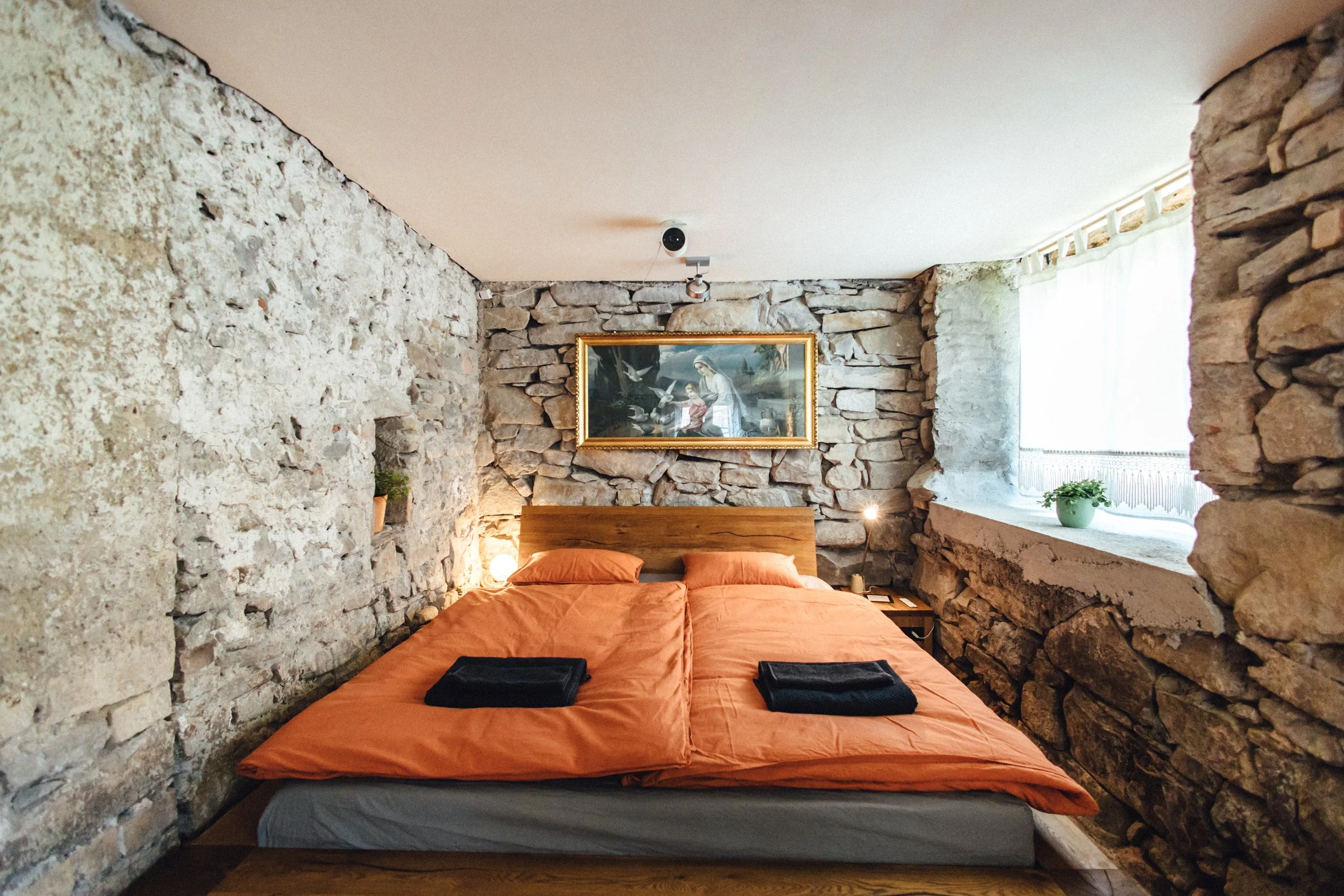 Ferienwohnung Schlafnische mit Doppelbett und Natursteinmauer, rustikale gemütliche Atmosphäre