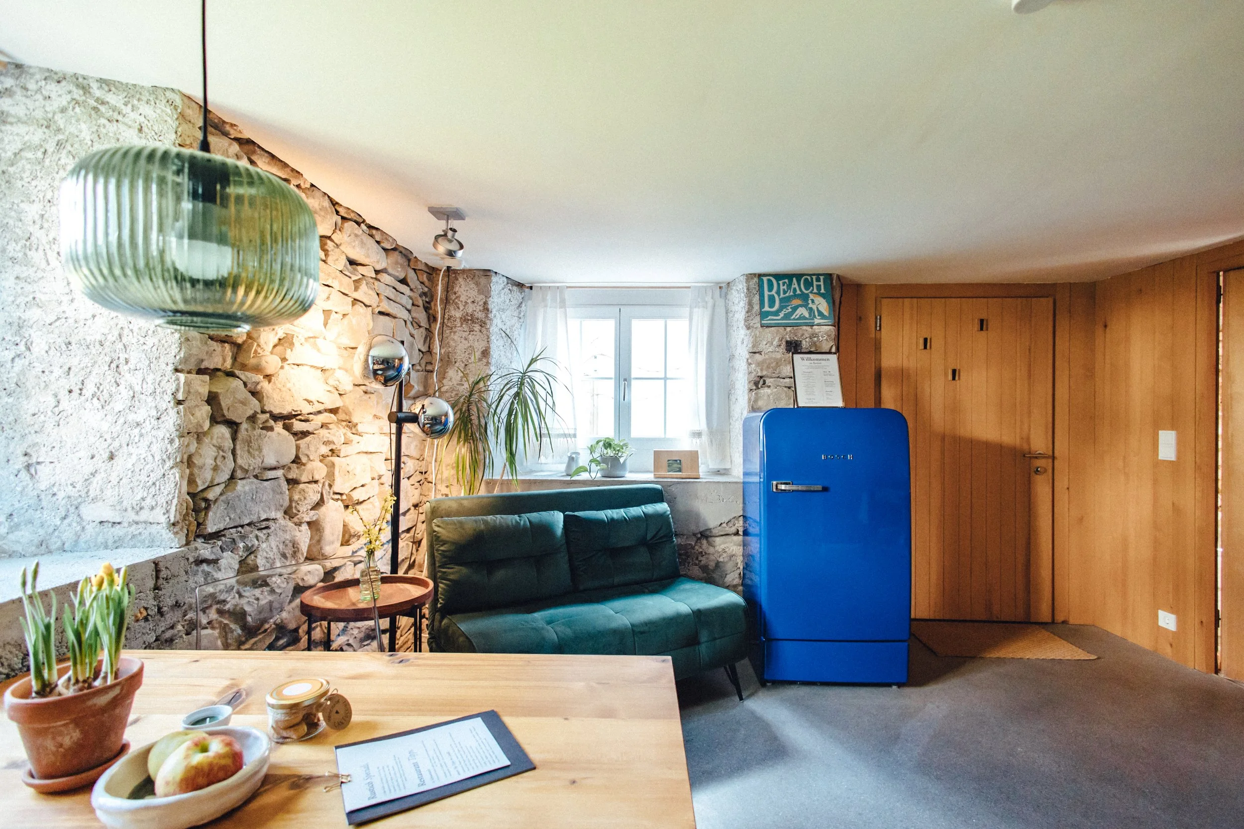 gemütliche Ferienwohnung mit Natursteinwand, Bosch Retro Kühlschrank, Schlafsofa, Vintage Stehlampe