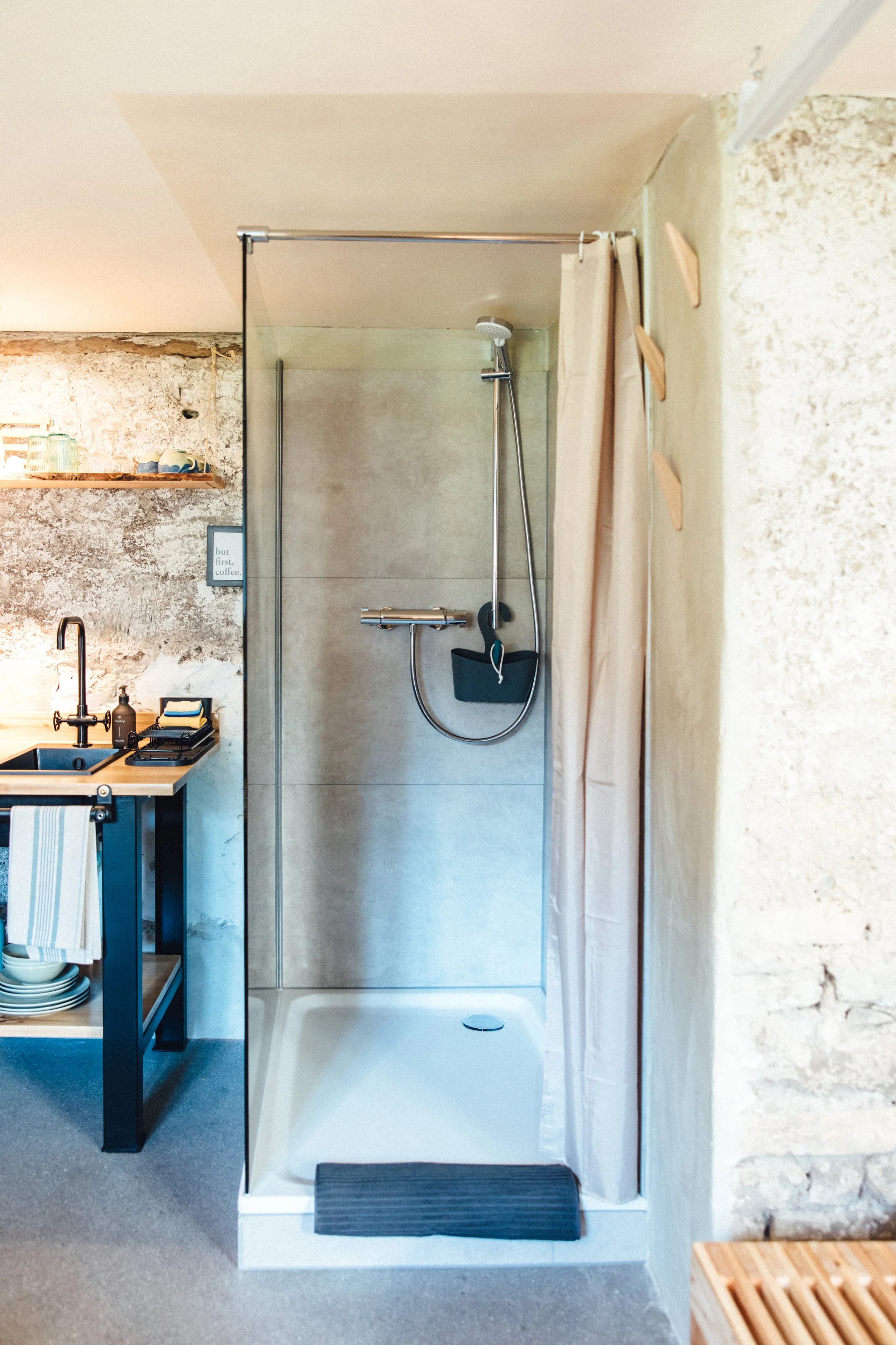 Ferienwohnung mit moderner lifestyle Küchenzeile, Natursteinmauer, Raumdusche