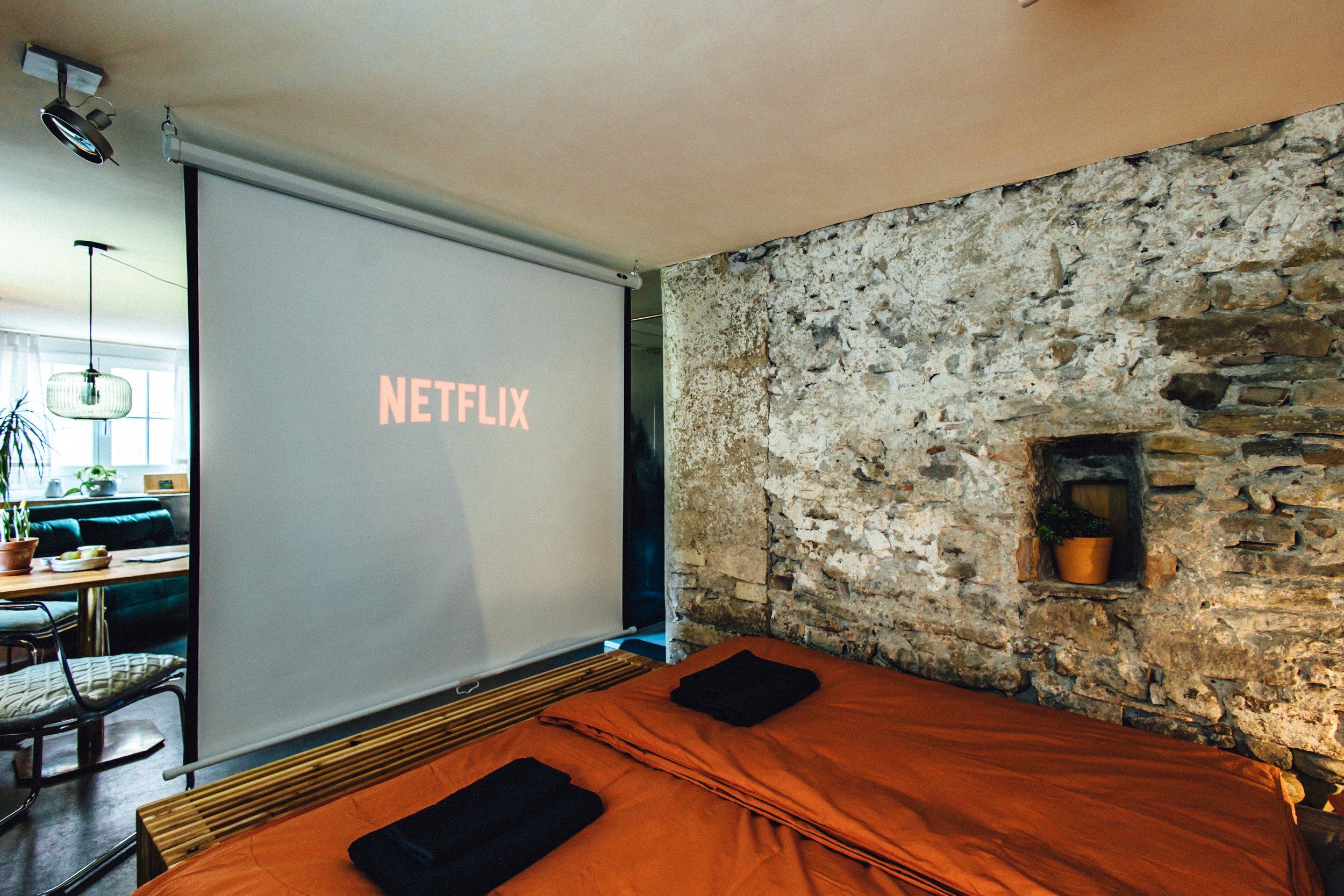 Ferienwohnung Schlafnische mit Beamer für Netflix, Amazon Prime & Co.