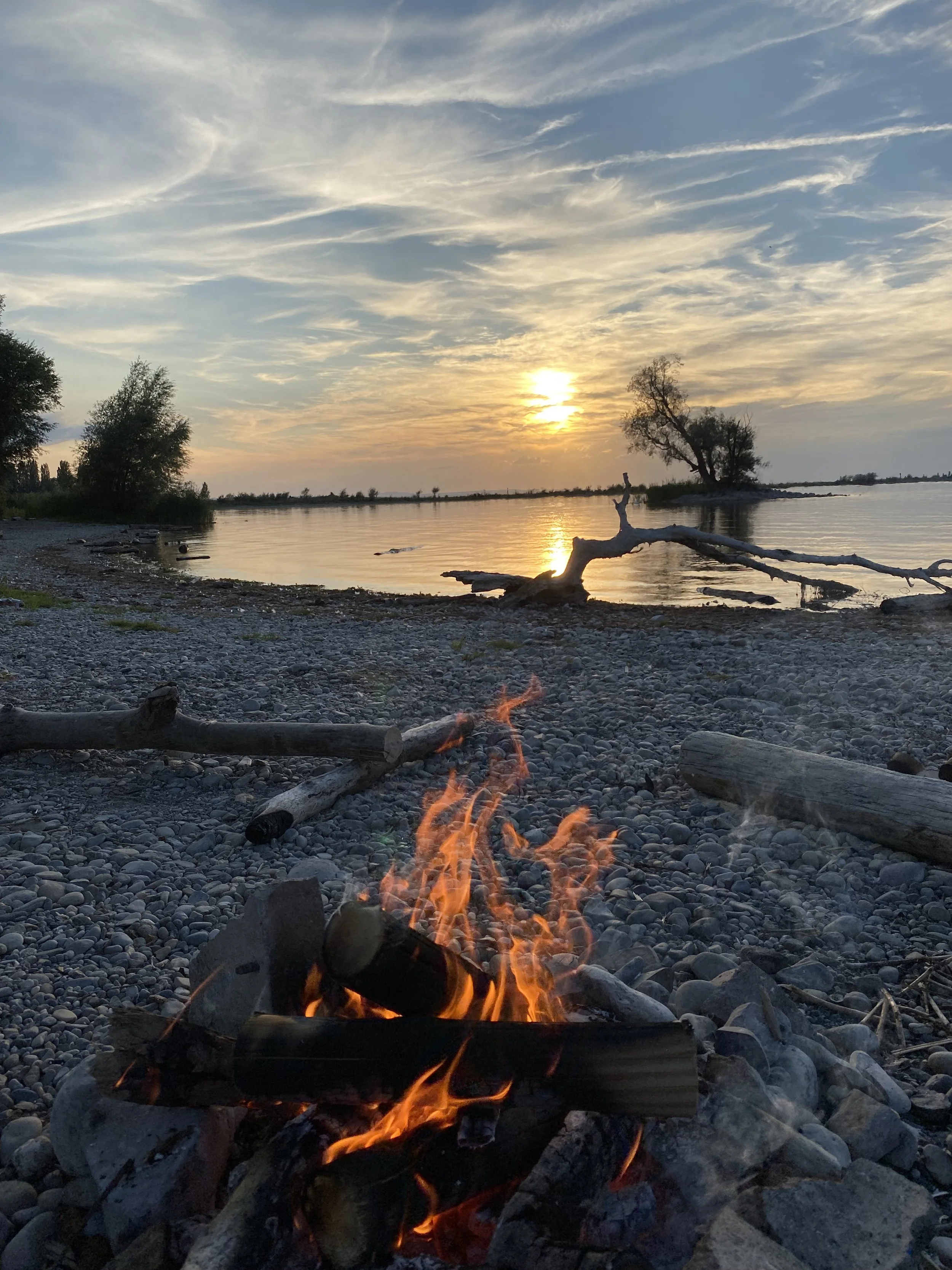 Bodensee Sonnenuntergang am Ufer mit Lagerfeuer