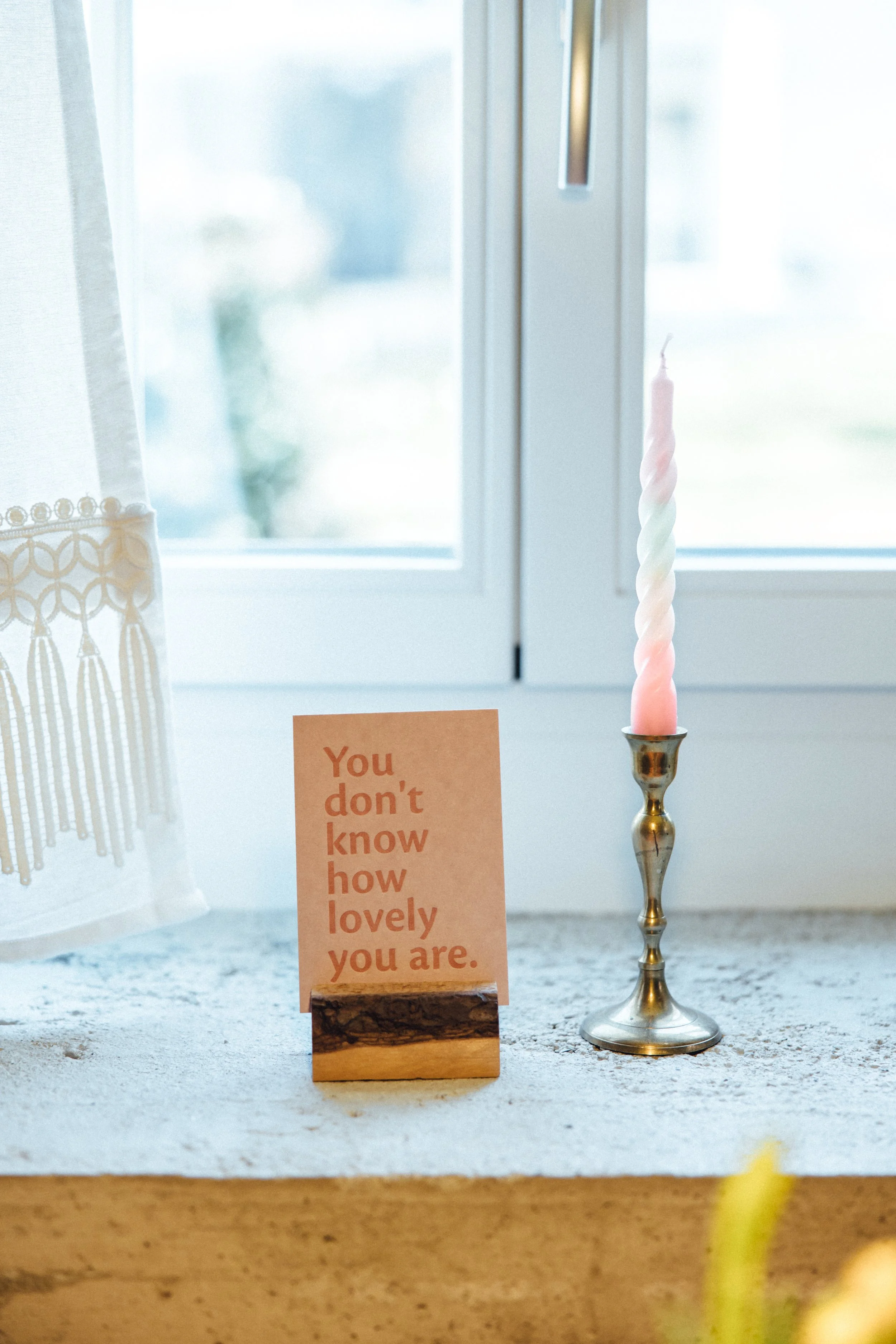 Slileben, Deko mit Kerzenständer auf rustikaler Fensterbank