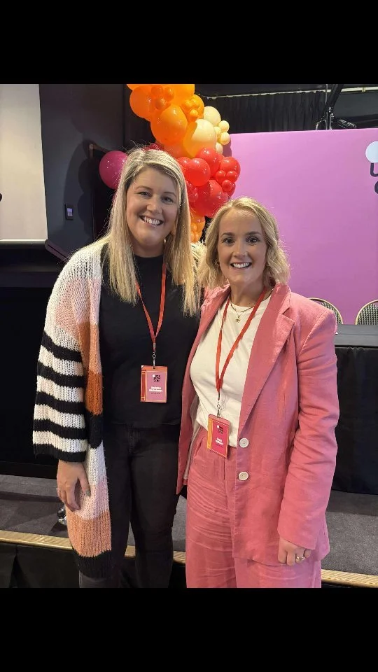 I had the pleasure and privilege to attend #onceuponcon in Melbourne last weekend 🧡🩷
I got to meet "The Queen" Laura Feldman @little.ivory.haus, who is such a lovely human and I met so many creative, inspiring and wonderful authors and il