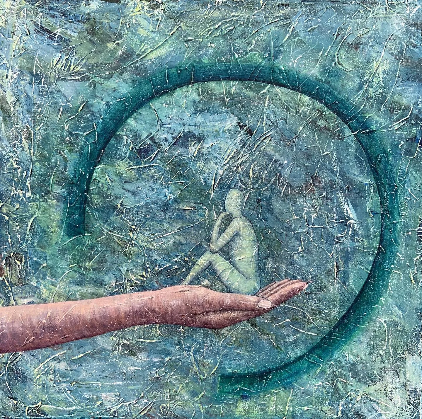 Maleri av hånd som holder en tenkende figur i et abstrakt blågrønt miljø.
