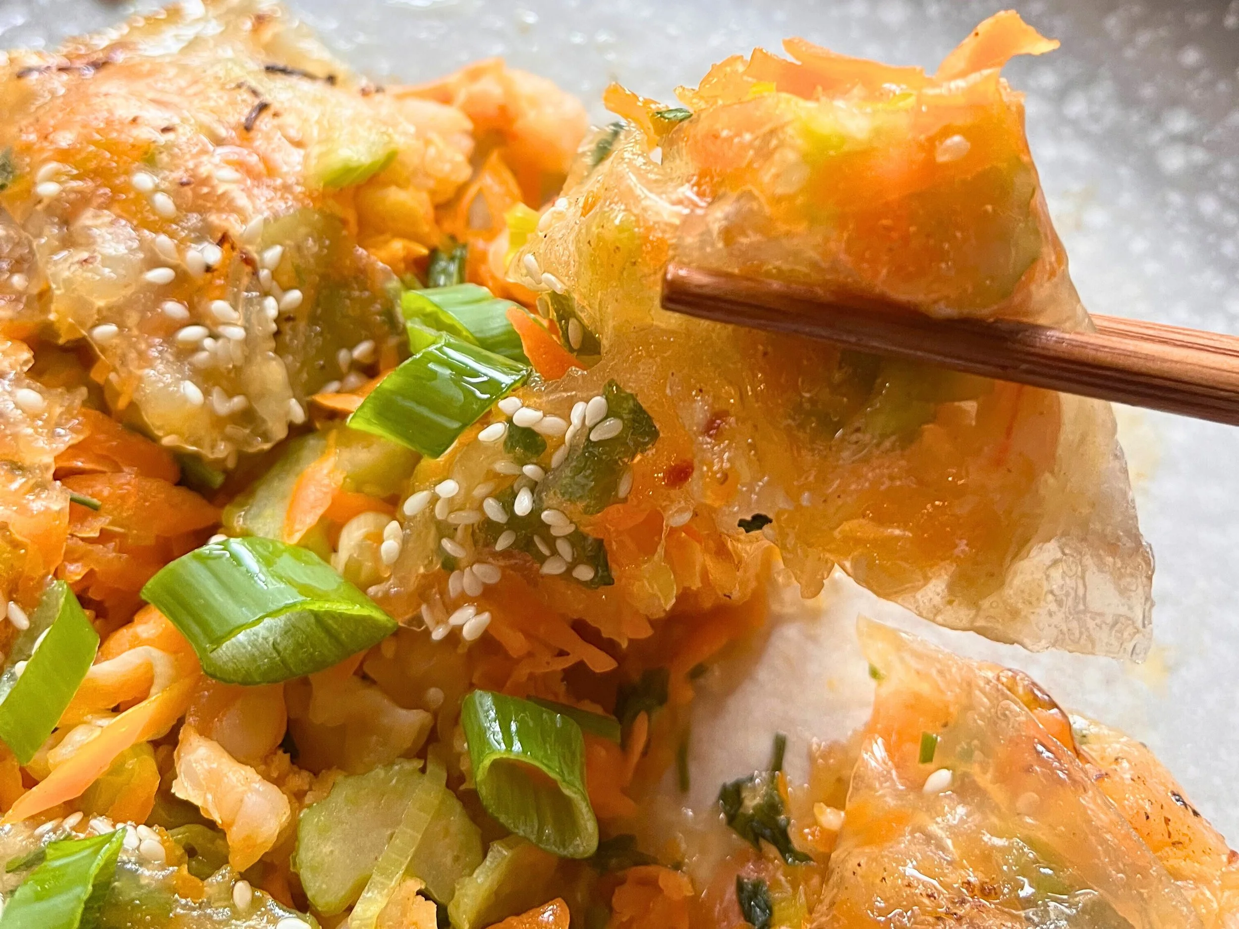 Creveți cu legume învelite în foi de orez