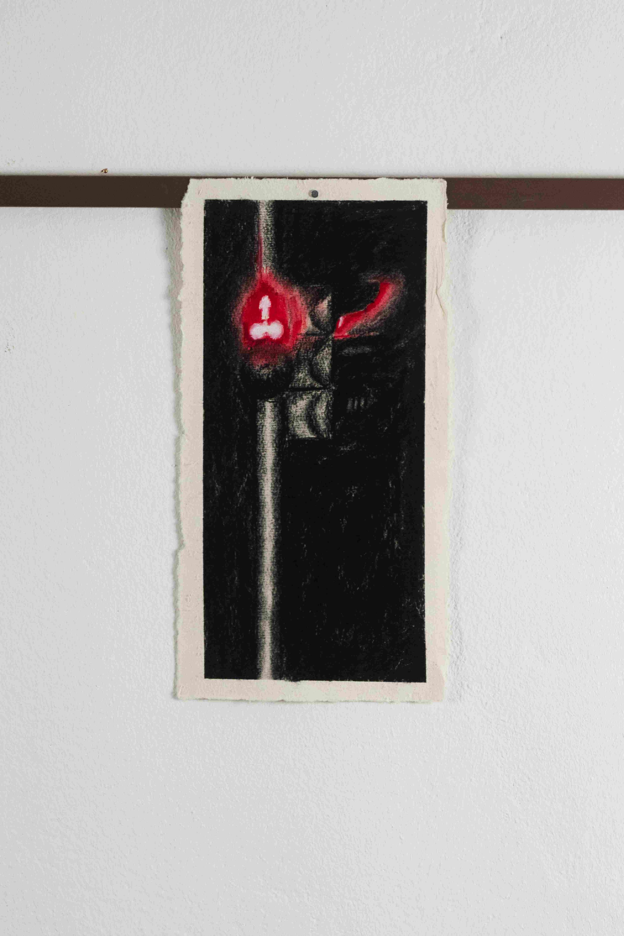 Ampel,
Kohle und Guache,
auf Büttenpapier,
33 cm x 17 cm,
2023