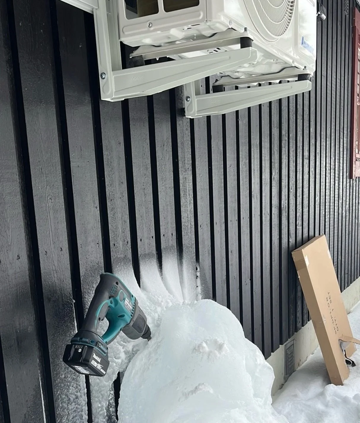 Slipp isberget under v&auml;rmepumpen kommande vinter🧊

N&auml;r utedelen fryser igen kan det p&aring;verka b&aring;de funktion och livsl&auml;ngd. Med en v&auml;rmeslinga h&aring;lls omr&aring;det fritt fr&aring;n is &ndash; tryggare, s&auml;krare 