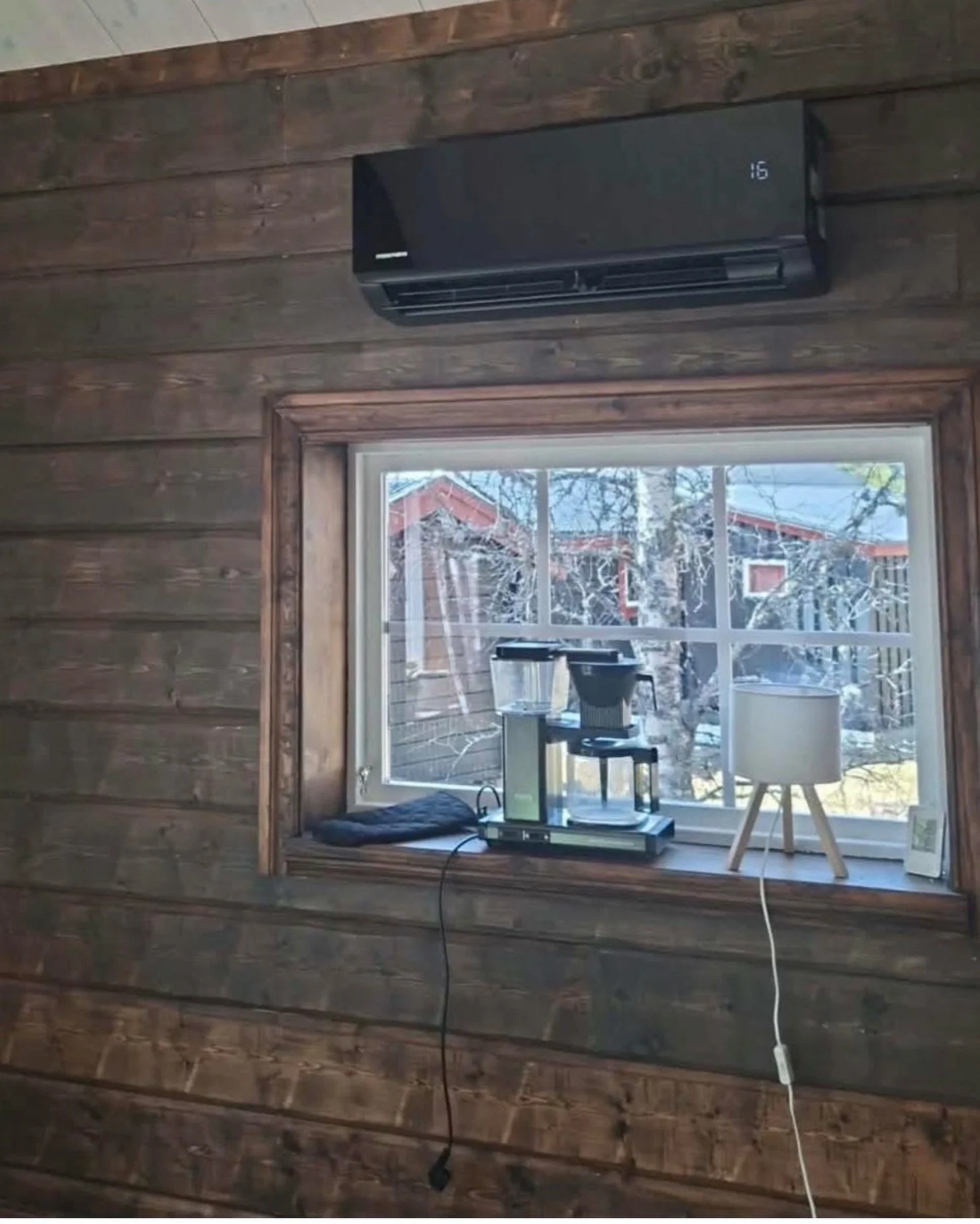 Omegans &rdquo;Lillasyster&rdquo;

Sverigepumpen Delta 35

Finns med vit och &rdquo;svart&rdquo; innerdel.

✅ V&auml;rmekapacitet upp till 6,5 kW
✅ Energieffektiv med energiklass A++
✅ Anpassad f&ouml;r nordiskt klimat &ndash; drift ner till &ndash;2