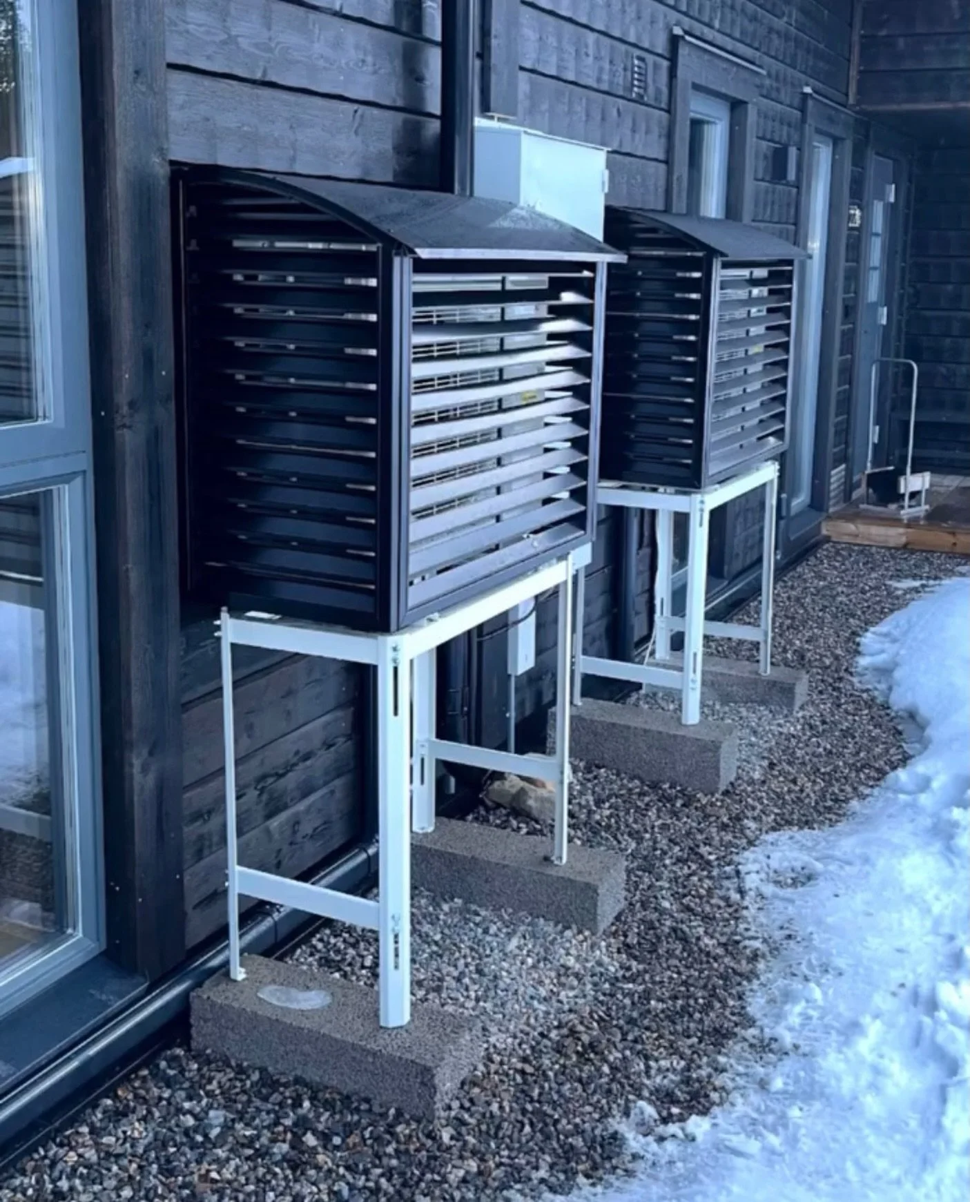Best&auml;llningarna av burar till luftv&auml;rmepumpens utedel &ouml;kar den h&auml;r tiden p&aring; &aring;ret. 🌿

Snyggt, praktiskt och ett bra s&auml;tt att f&aring; utedelen att sm&auml;lta in i milj&ouml;n.

Till er hemmafixare som bygger egna