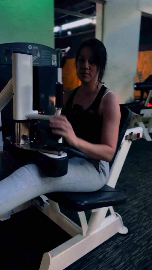 Training Hamstrings in a Lengthened Position 💪
Today, I’m demonstrating how to train your hamstrings in a lengthened position using the seated hamstring curl machine. By leaning forward slightly while performing the movement, you increase the