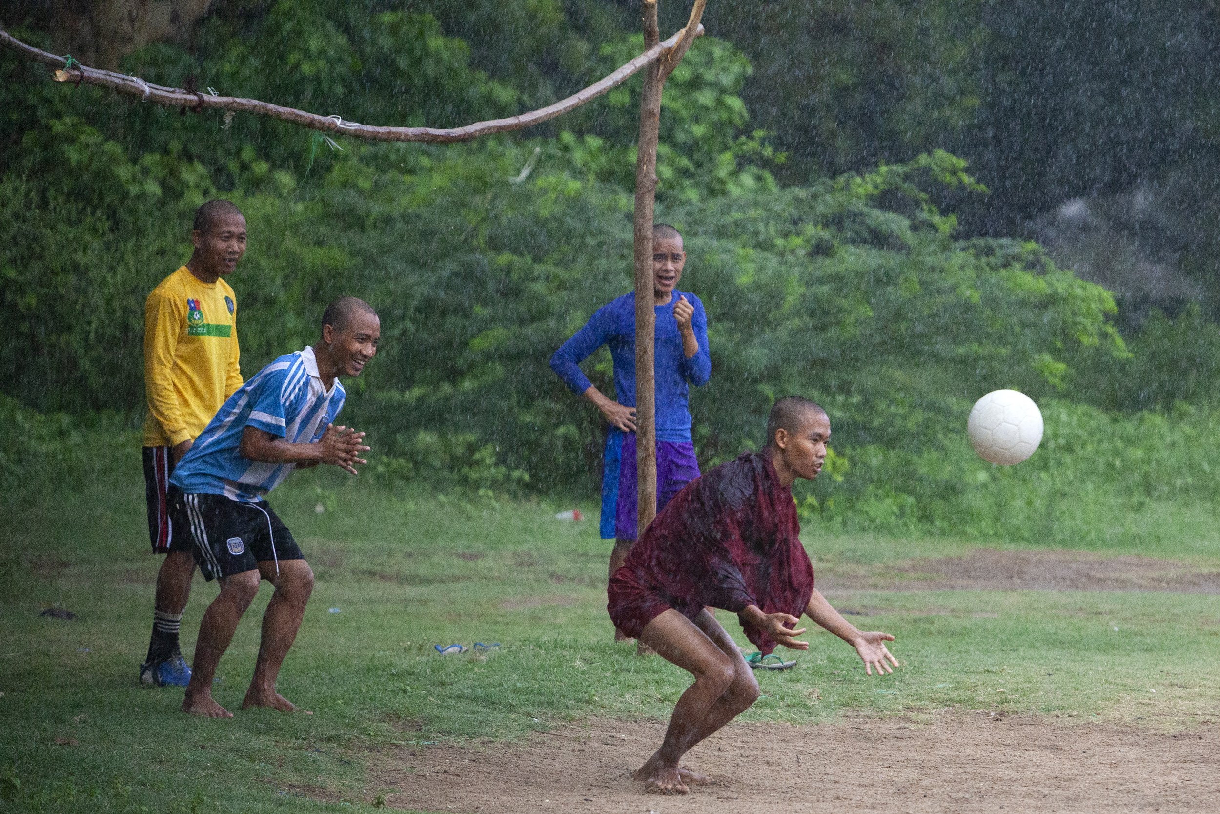 Alamy_MYANMAR_Monk_Soccer_IMG_8003_E.jpg