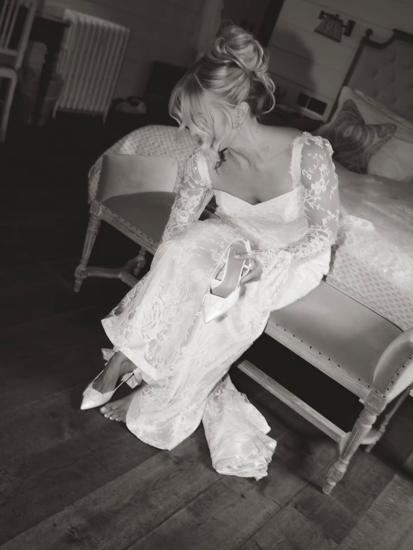 My wedding season doesn't start until March + my first one this year is back at the insanely beautiful Middleton Lodge so I thought I'd share a little more from this day back in October. 

Venue @middletonlodge 
Florals @wildfloralcouture 
Stationary