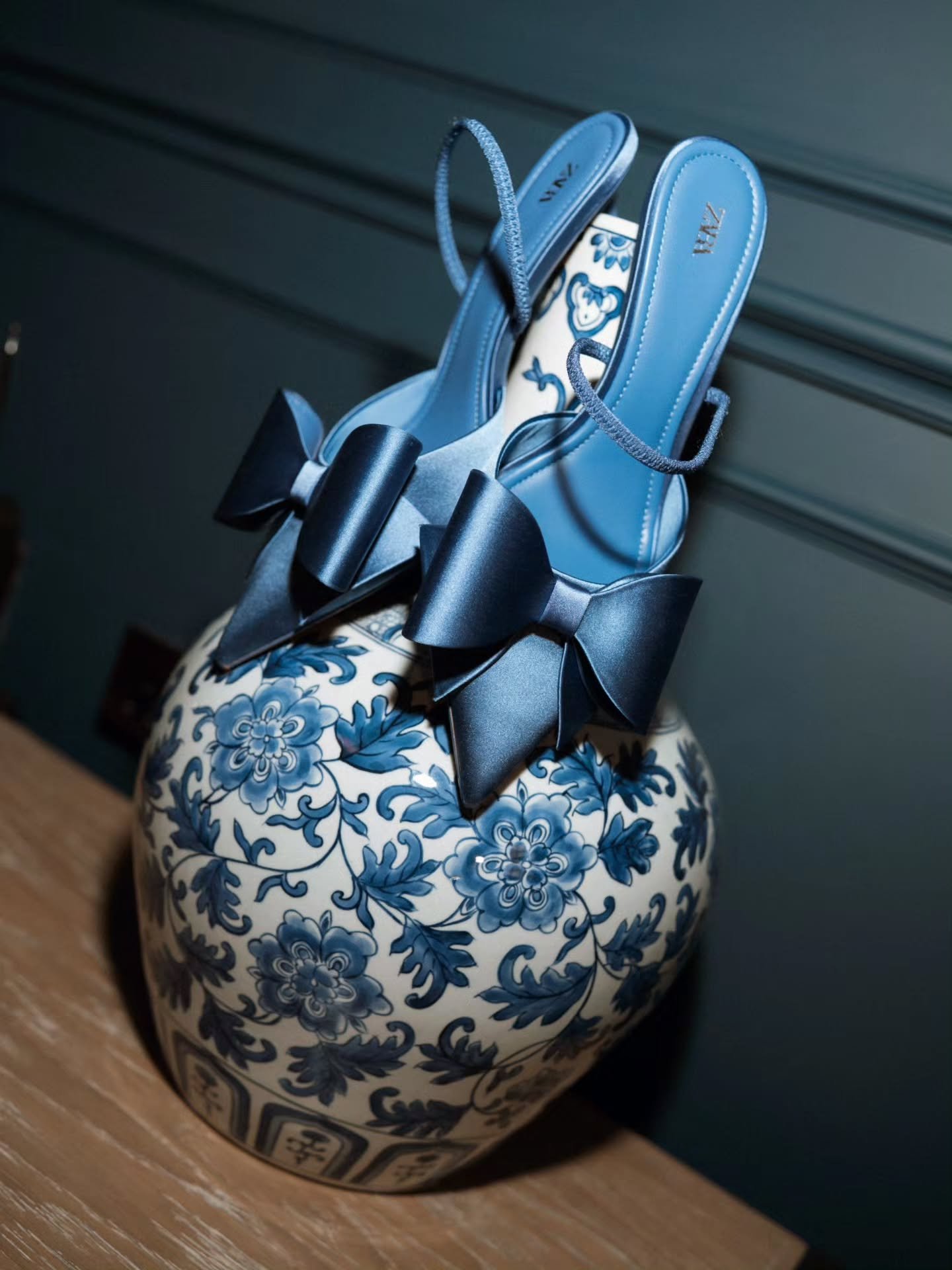 Something blue. 

If you book me as your wedding photographer, best believe those shoes will be having their moment. 

#35mmfilm #weddingshoes #weddingphotography
#londonweddingphotographer