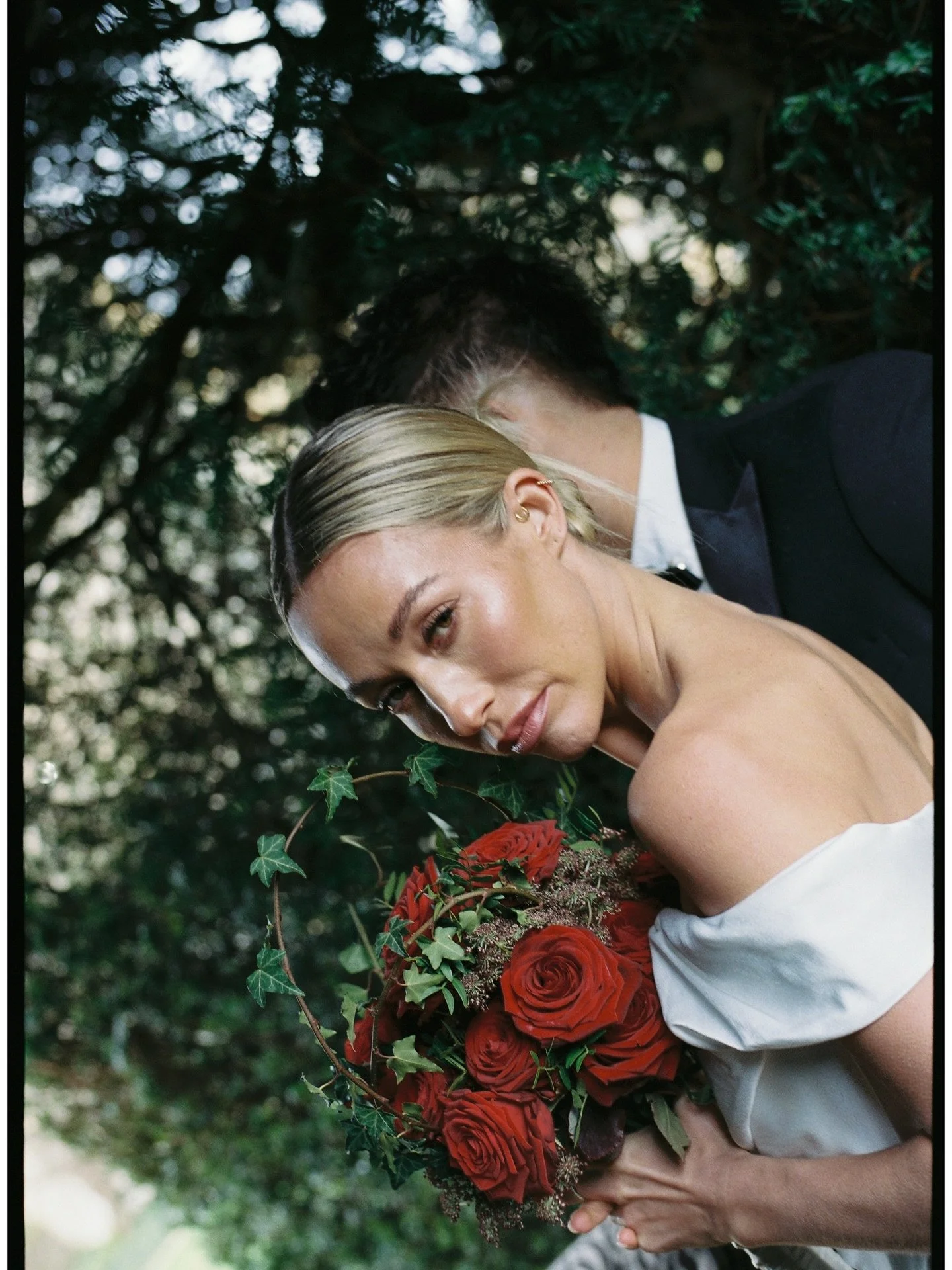 A red bouquet &amp; a film camera are always going to make me very happy. 

A little sprinkle of BTS blended with some portraits of the lovely Jade.

Workshop Host and Planning @milesofgrain @emmylou.kelly
Planning, Design and Styling @ar.weddings
Ve