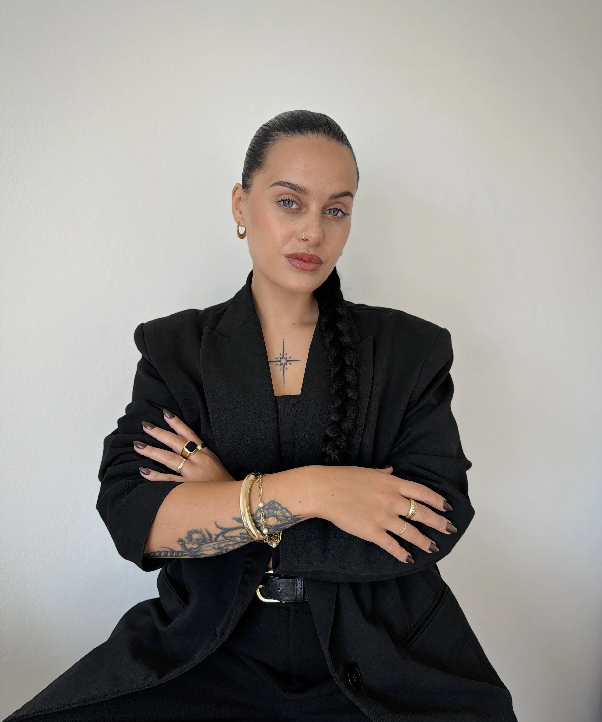 Porträt von Melanie Schmidt, Gründerin von melmade, im schwarzen Blazer