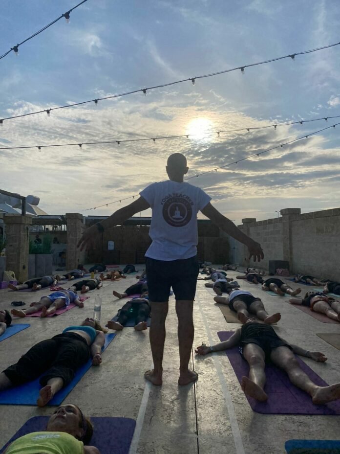 Yoga-al-tramonto-696x928.jpg