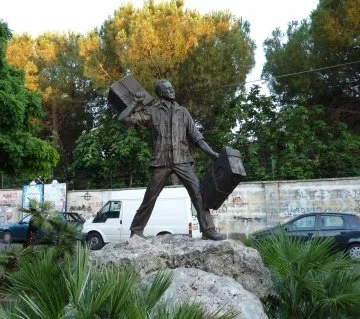 360px-Scorrano_-_monumento_all'emigrante_-_manumento.jpg