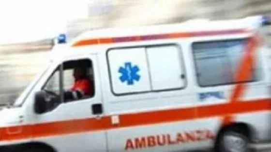 Oria, cade tentando di raggiungere il figlio chiuso in casa