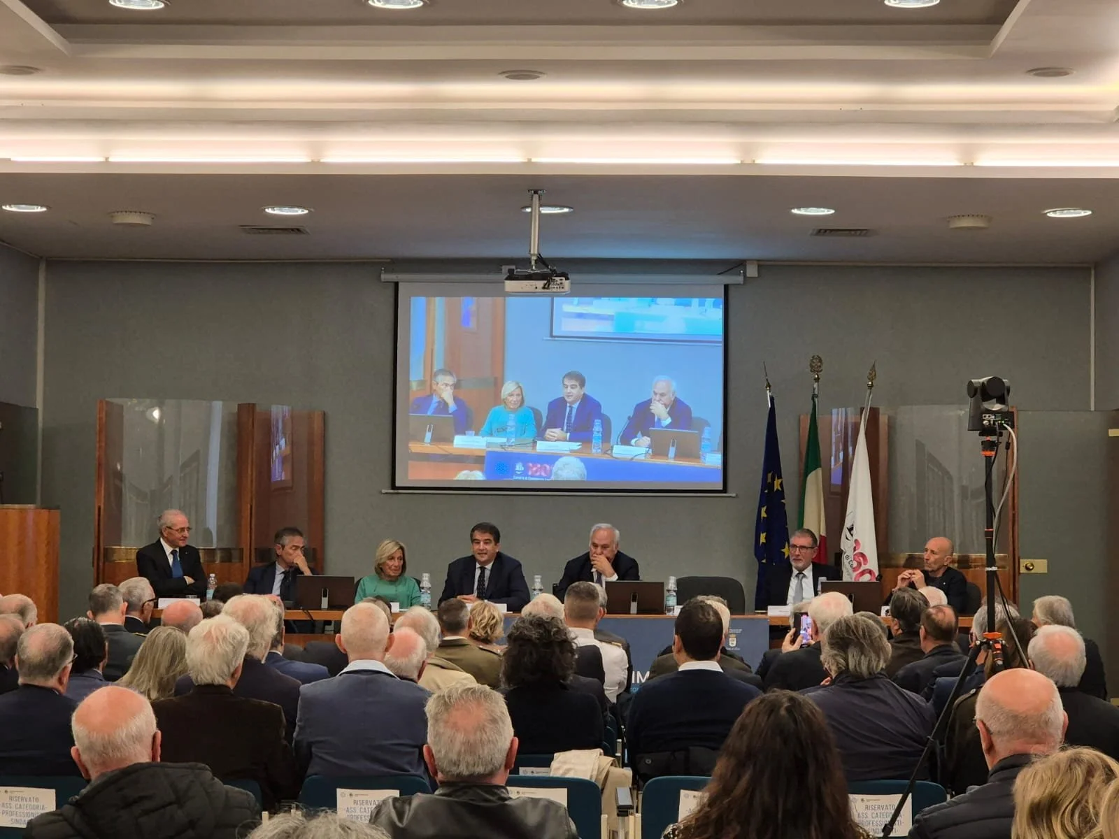 sala e tavolo relatori 2025_10_17.jpeg