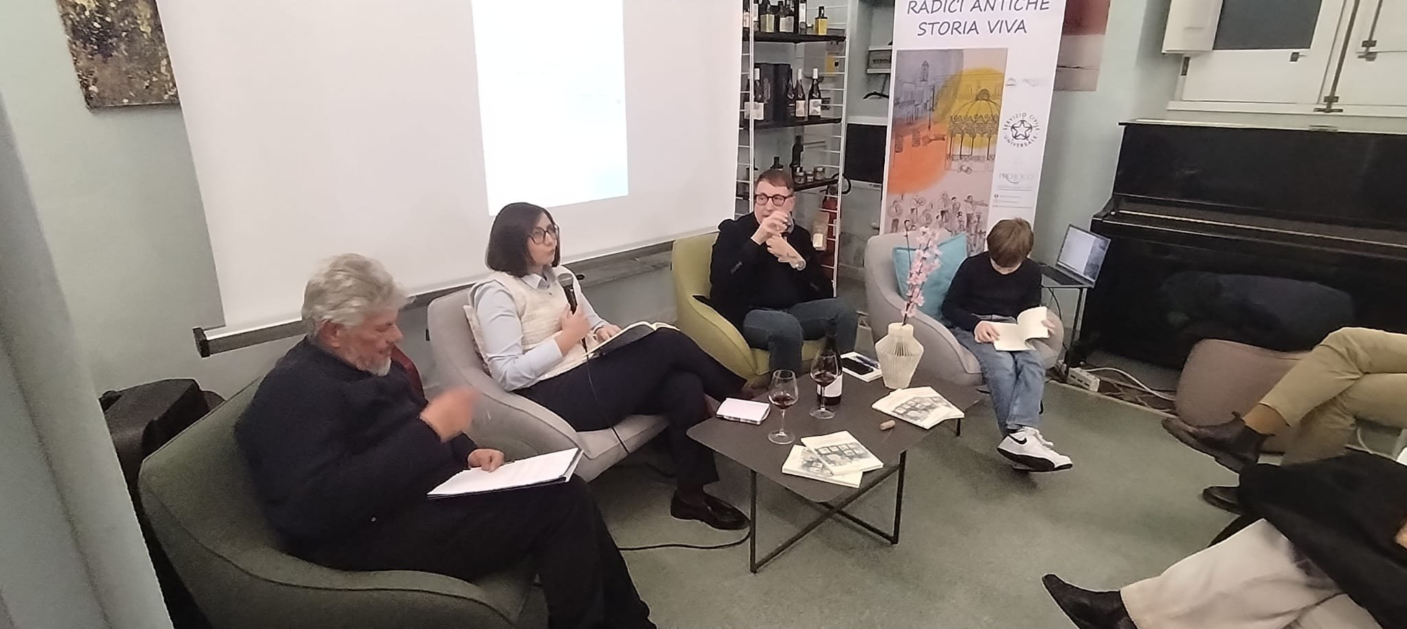 L’umanità dietro la scrivania: a Squinzano la “prima” di Mauro Maggio è un trionfo di storie e sorrisi