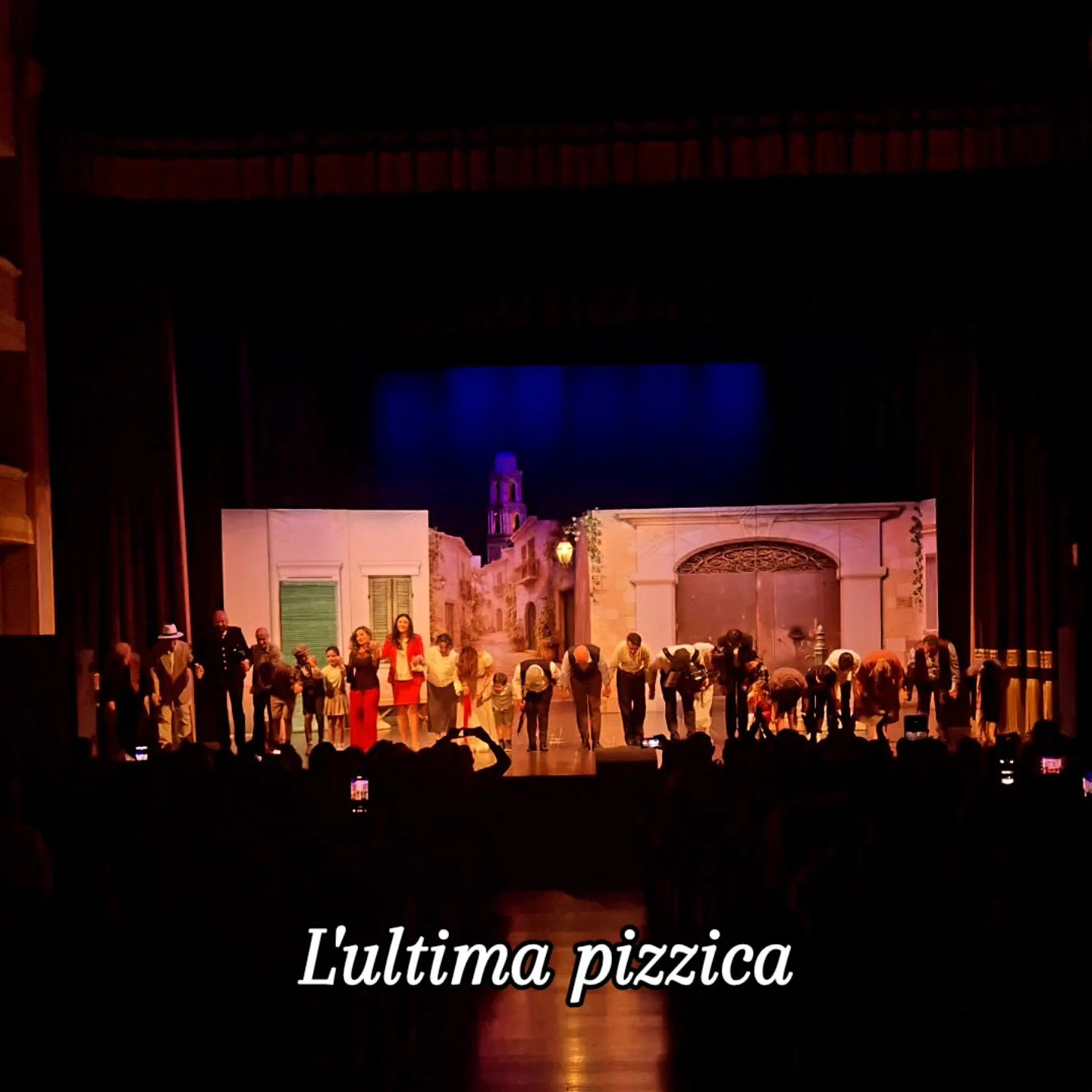 AL TEATRO APOLLO DI LECCE LA MEMORIA DIVENTA SCENA “L’ULTIMA PIZZICA” È UN’EMOZIONE CHE RESTA