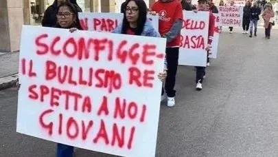 Sabato 7 febbraio il flashmob antibullismodi Mabasta in 550 scuole in tutta Italia
