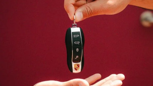 Passaggio di proprietà auto, cambia tutto. Cosa c'è da sapere