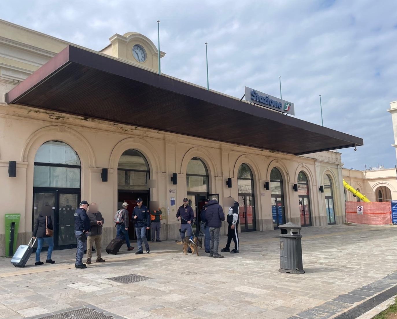 Controlli straordinari della Polizia di Stato presso la stazione ferroviaria di Lecce.