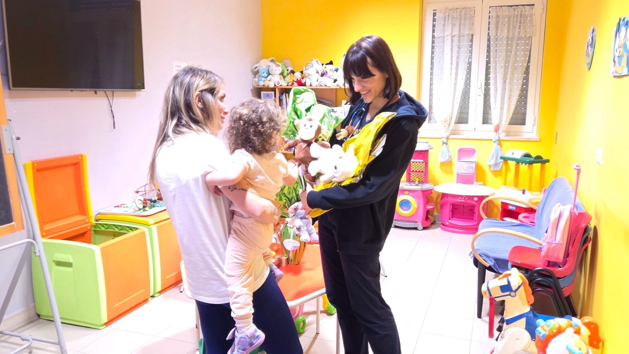 "Lilly Colucci" consegna delle Uova di Pasqua in Pediatria a Monopoli