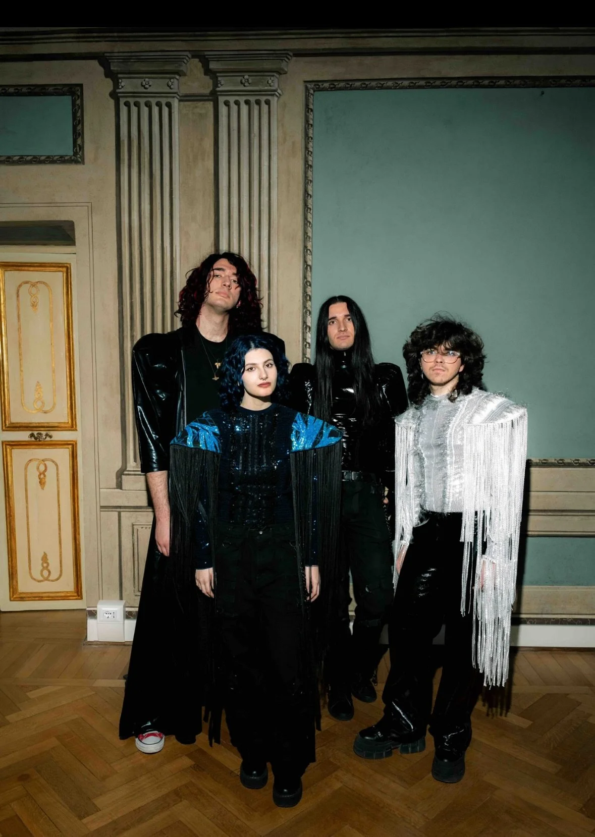 Dopo l'uscita del primo album "SOLE NERO", gli SNAP-OUT tornano nel Salento con il tour “ALL YOU NEED IS LOVE”