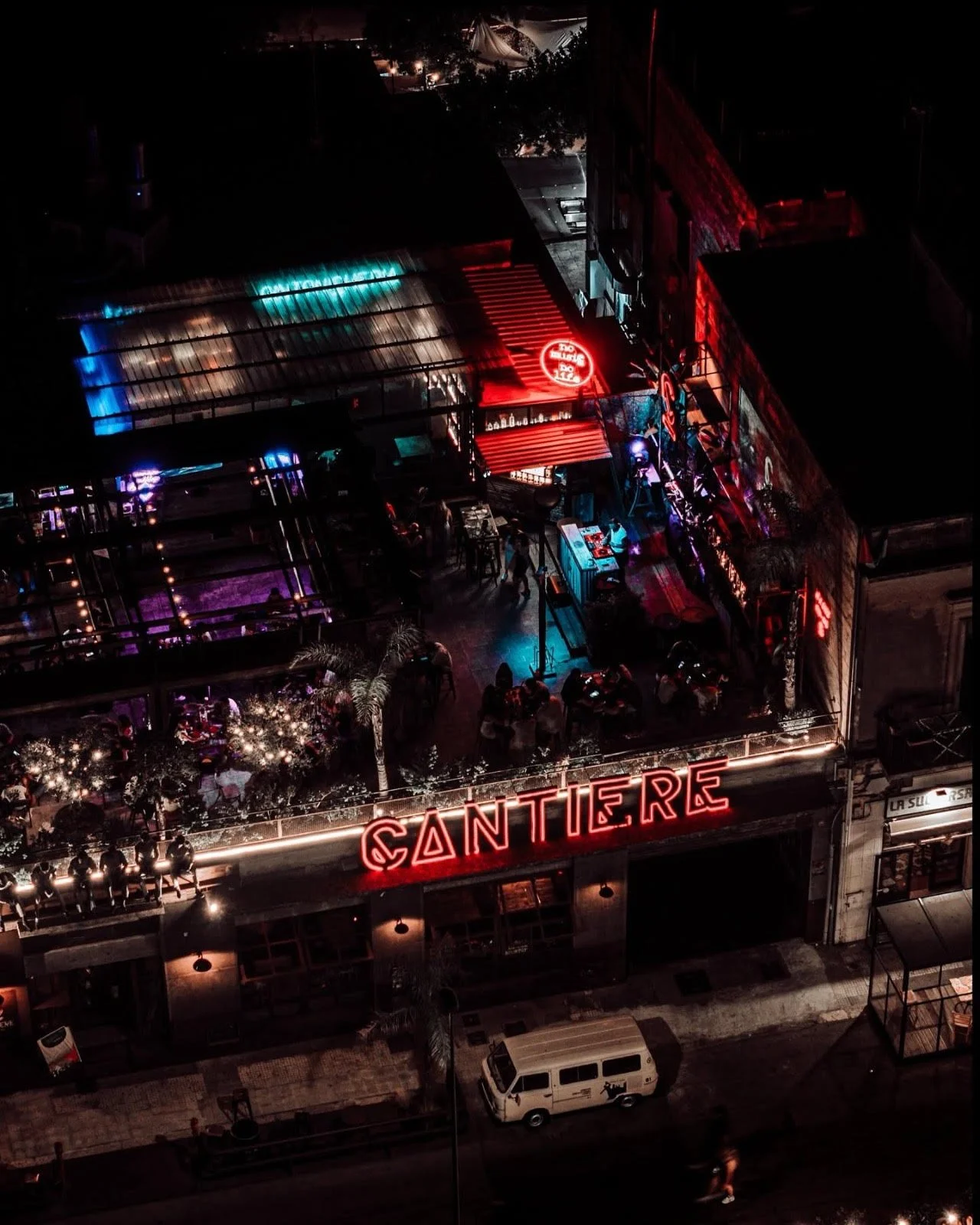 “Più strass meno stress”: al Cantiere Hambirreria di Lecce una serata tra creatività, musica e artigianato indipendente
