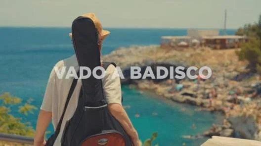 P40 presenta il nuovo brano “Vado a Badisco” proprio davanti al bar di… Porto Badisco