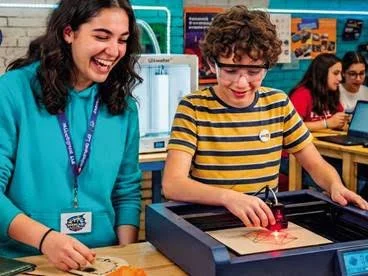 Quattro laboratori gratuiti e spazio coworking per ragazzi under 20