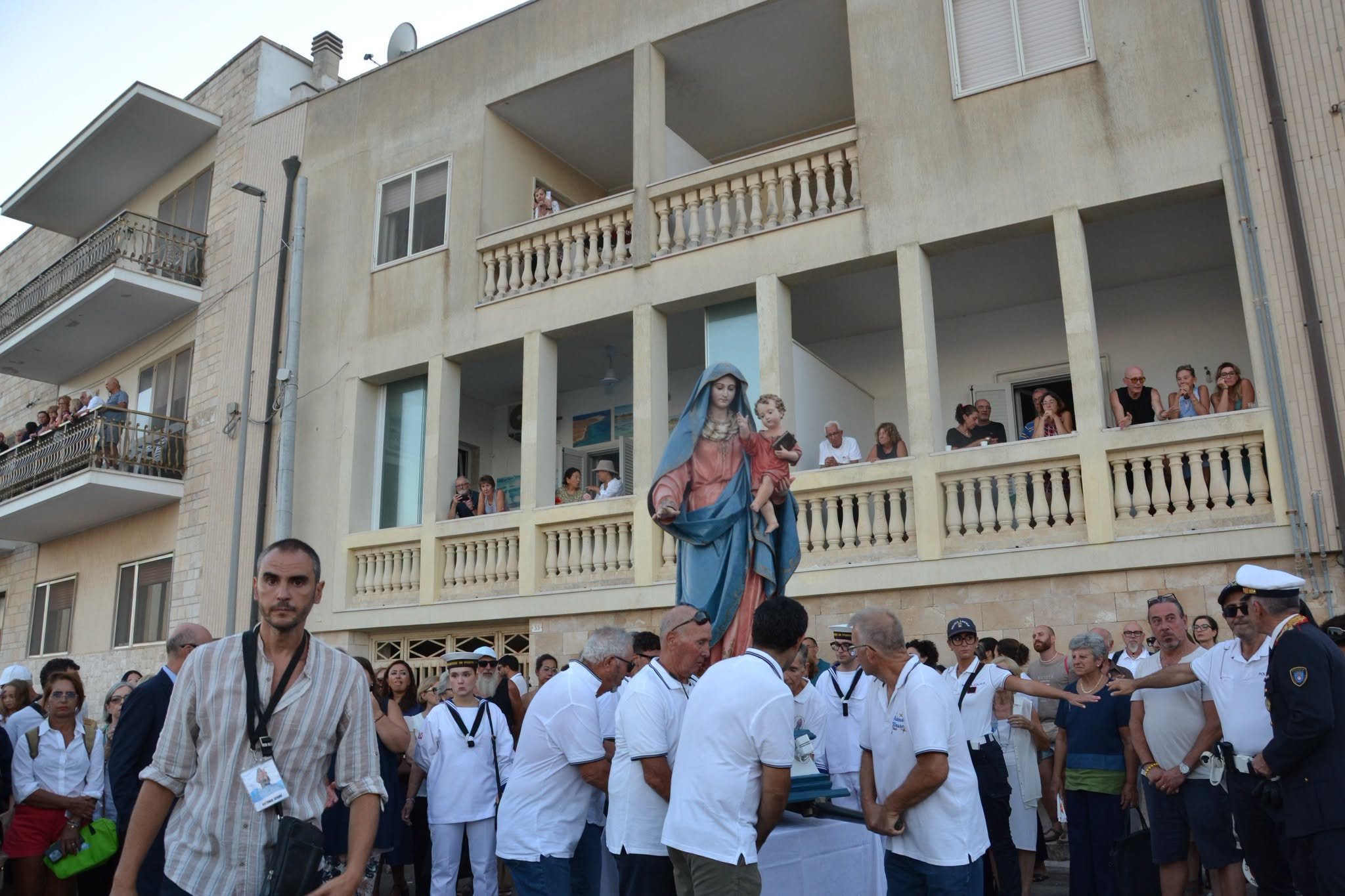 Otranto, la Madonna dell’Altomare sul mare al tramonto: la città si ferma, prega e ricorda