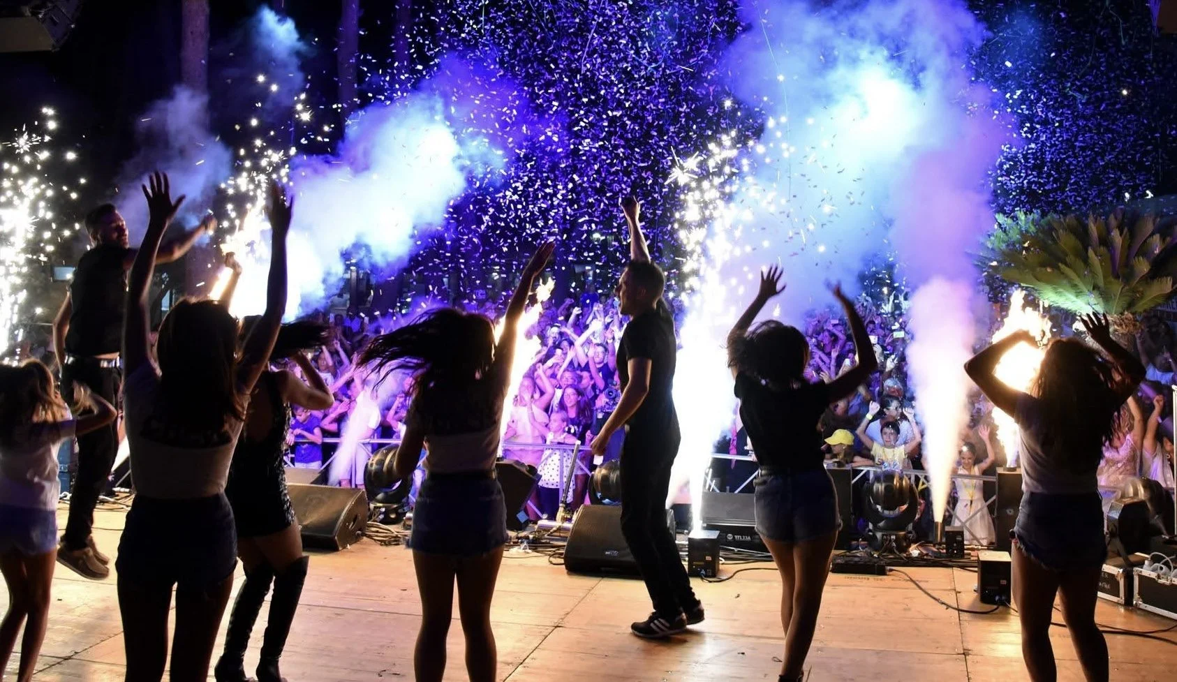 IL PARTY SALENTO SHOW LIVE SPEGNE 10 CANDELINE IN PIAZZA A RUFFANO