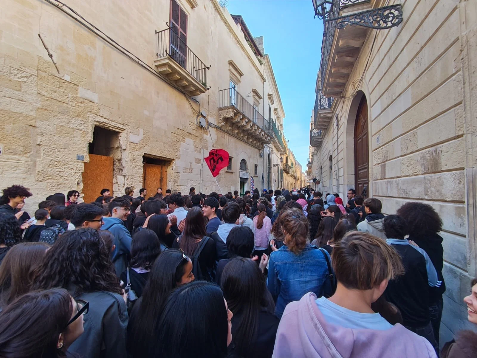 Lecce, studenti in piazza contro guerra e disagi nelle scuole: «Non pagheremo le vostre guerre con il nostro futuro»