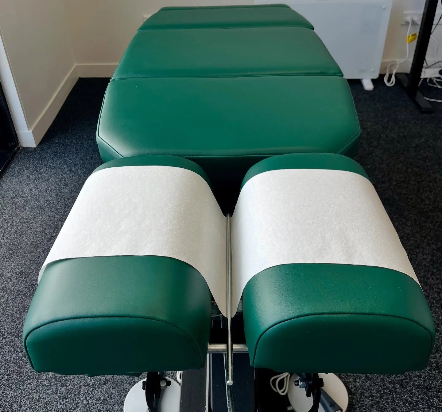 Ever wondered what tools we use to help you feel your best? 💆🏽 Here&rsquo;s a quick peek at some of the essentials in our office:

🛏️ Adjusting Table - Designed for comfort and precision during your adjustment

🧻 Face Tissue Rolls - Fresh and cle